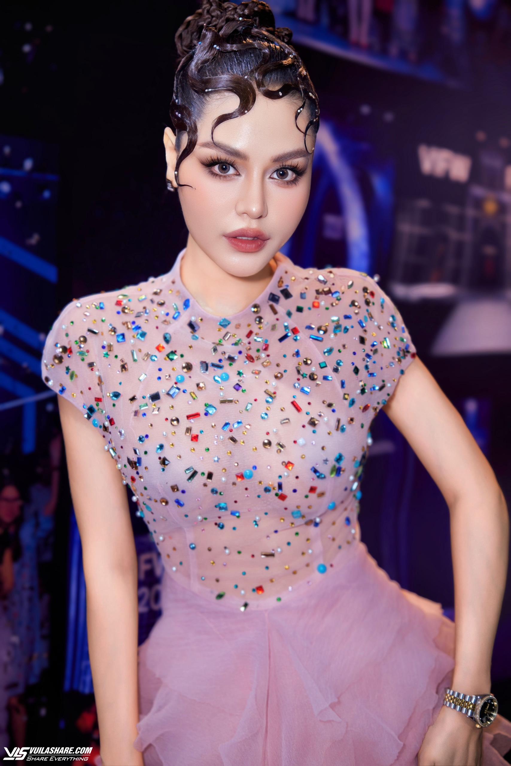 Hoa hậu Di Khả Hân mặc gợi cảm, khoe dáng trên thảm đỏ- Ảnh 3.