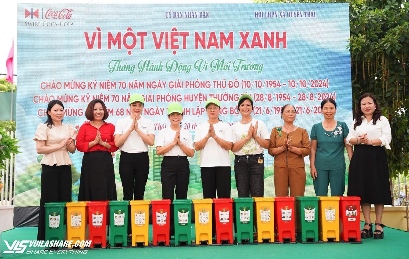 Lãnh đạo H.Thường Tín, lãnh đạo Xã Duyên Thái và lãnh đạo Công ty Coca-Cola Việt Nam trao tặng thùng rác phân loại cho người dân