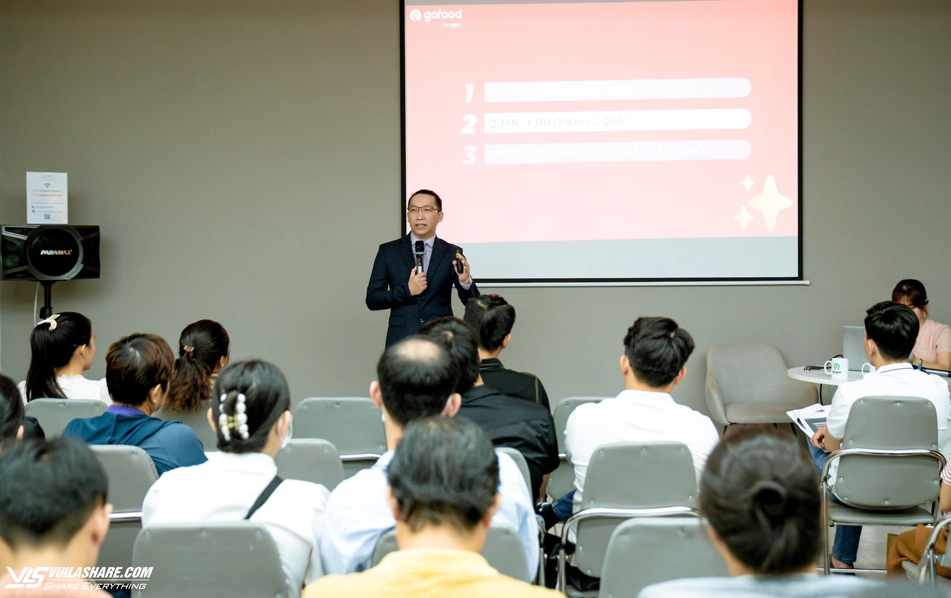 Diễn giả Đỗ Duy Thanh từ FnB Director chia sẻ tại hội thảo của Gojek