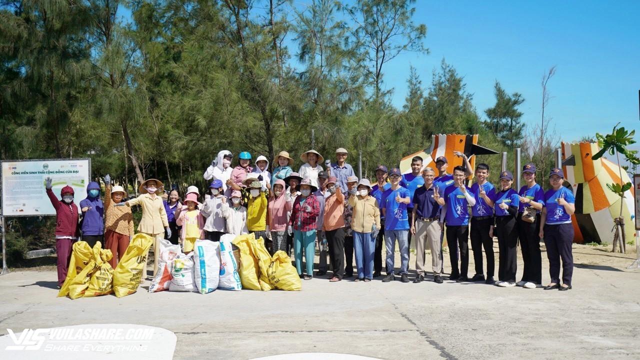MB cùng người dân địa phương nhặt rác làm sạch công viên sinh thái Cửa Đại