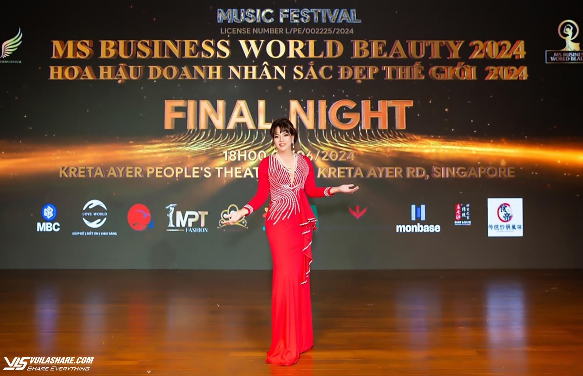 Nghệ nhân kim hoàn quốc gia Hồ Thị Thanh Hương tại chung kết Hoa hậu Doanh nhân Sắc đẹp thế giới 2024
