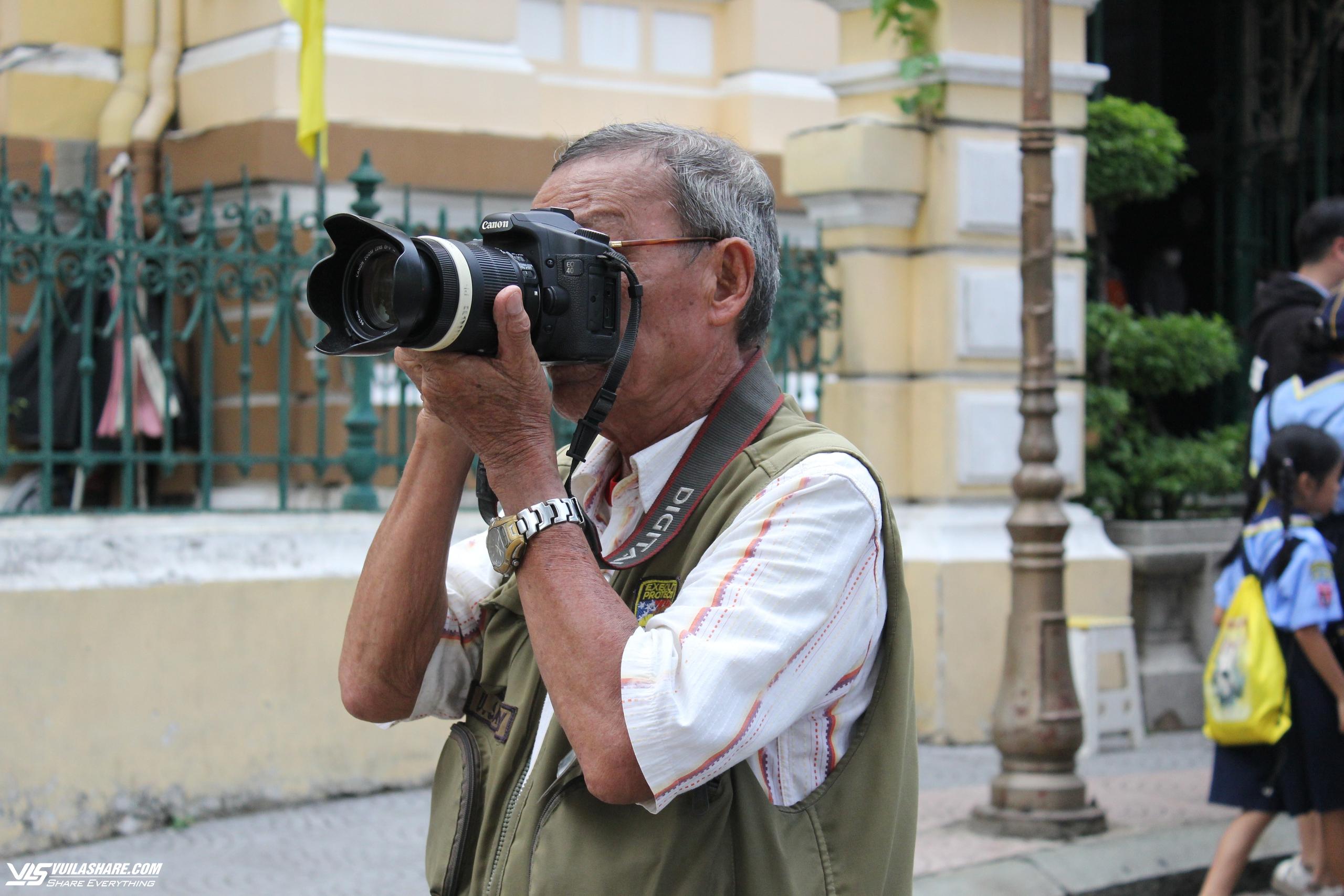 Ông Diên là thợ ảnh lớn tuổi nhất trong nhóm thợ ở khu vực Bưu điện thành phố hiện nay