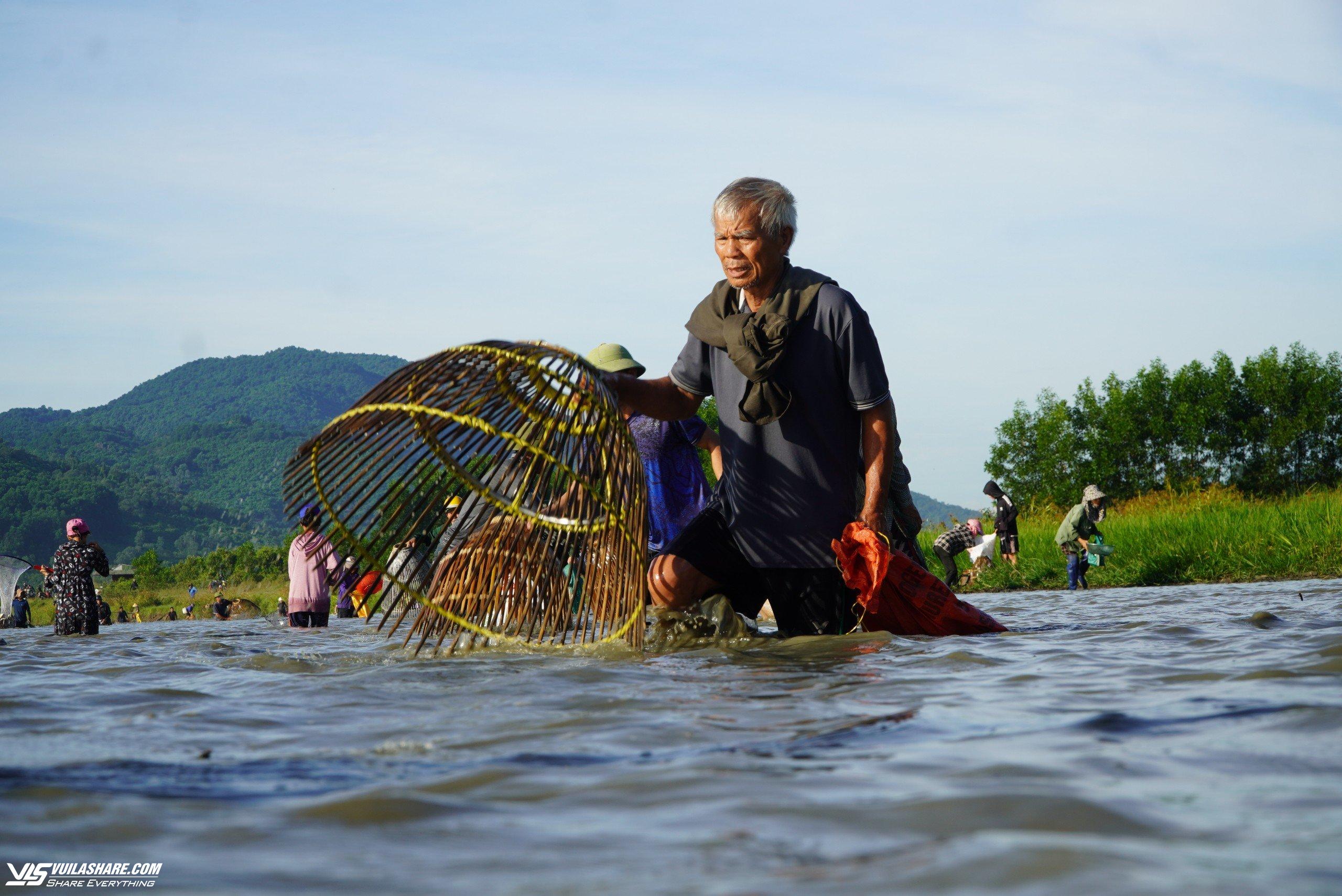 Người dân ùn ùn tham gia lễ hội bắt cá Đồng Hoa- Ảnh 8.