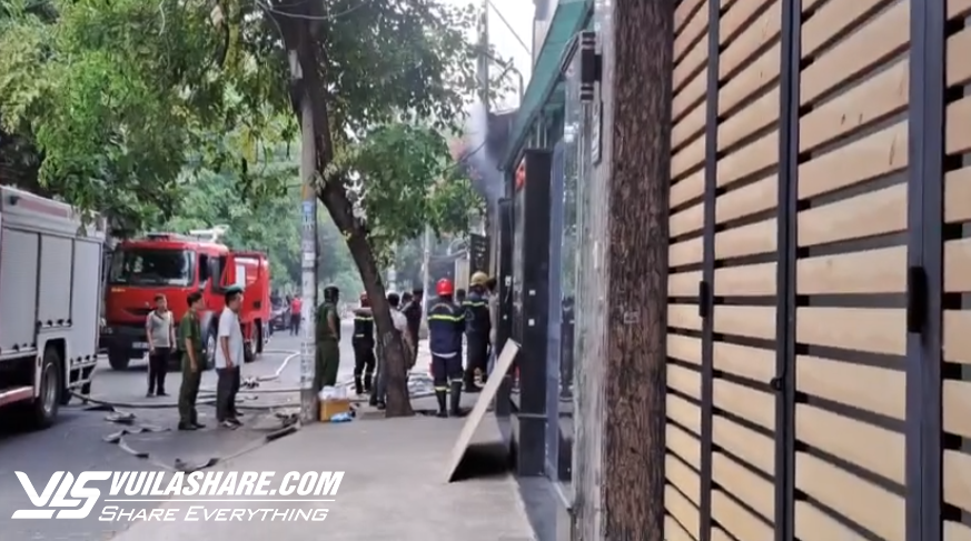 Cháy cơ sở làm quảng cáo ở Q.Tân Phú, cả xóm hỗ trợ dập lửa- Ảnh 1.