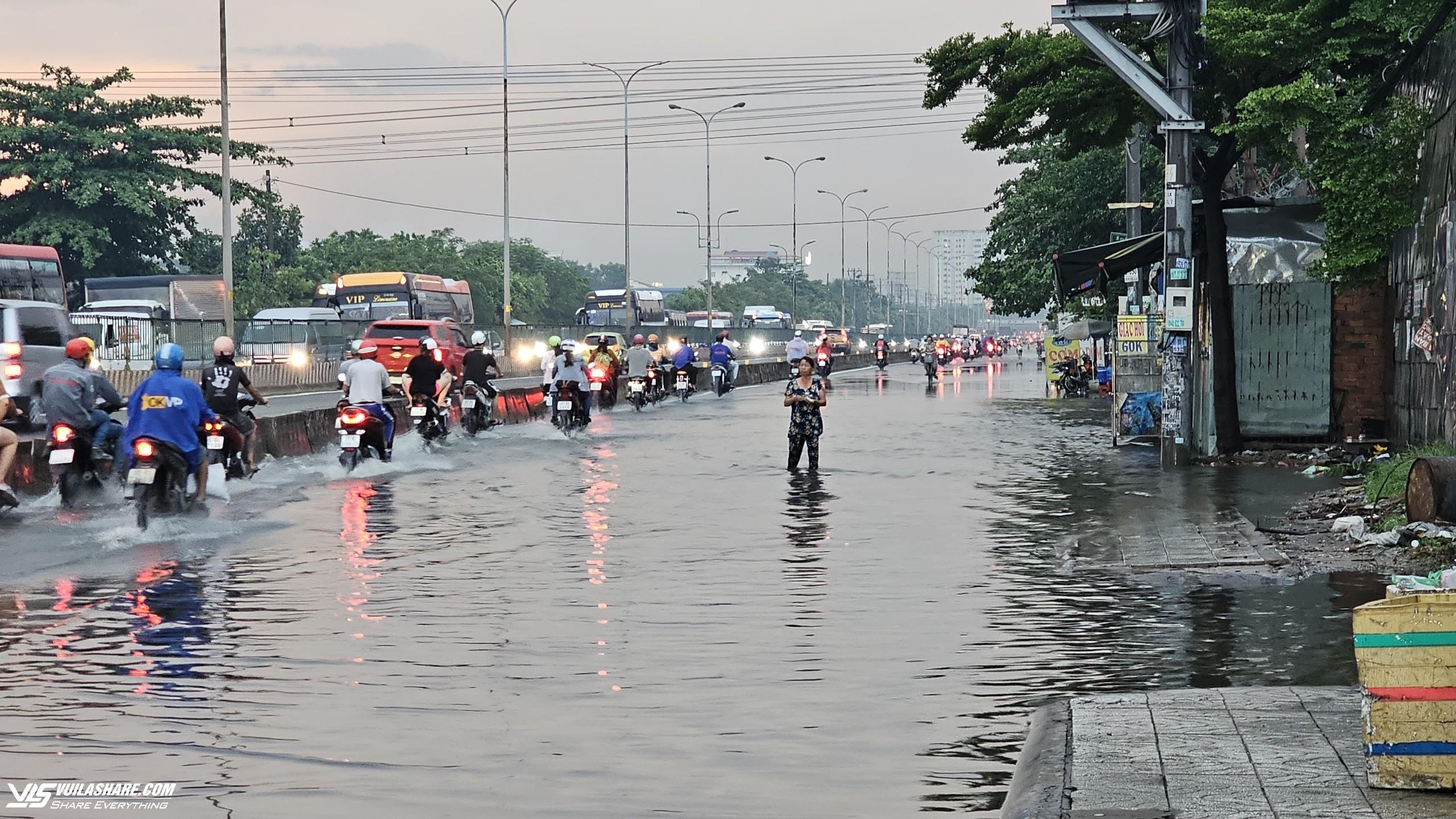 Mưa ngập ở TP.HCM: Bán buôn, đi lại khổ ải trong dòng nước đen gây ngứa- Ảnh 4.