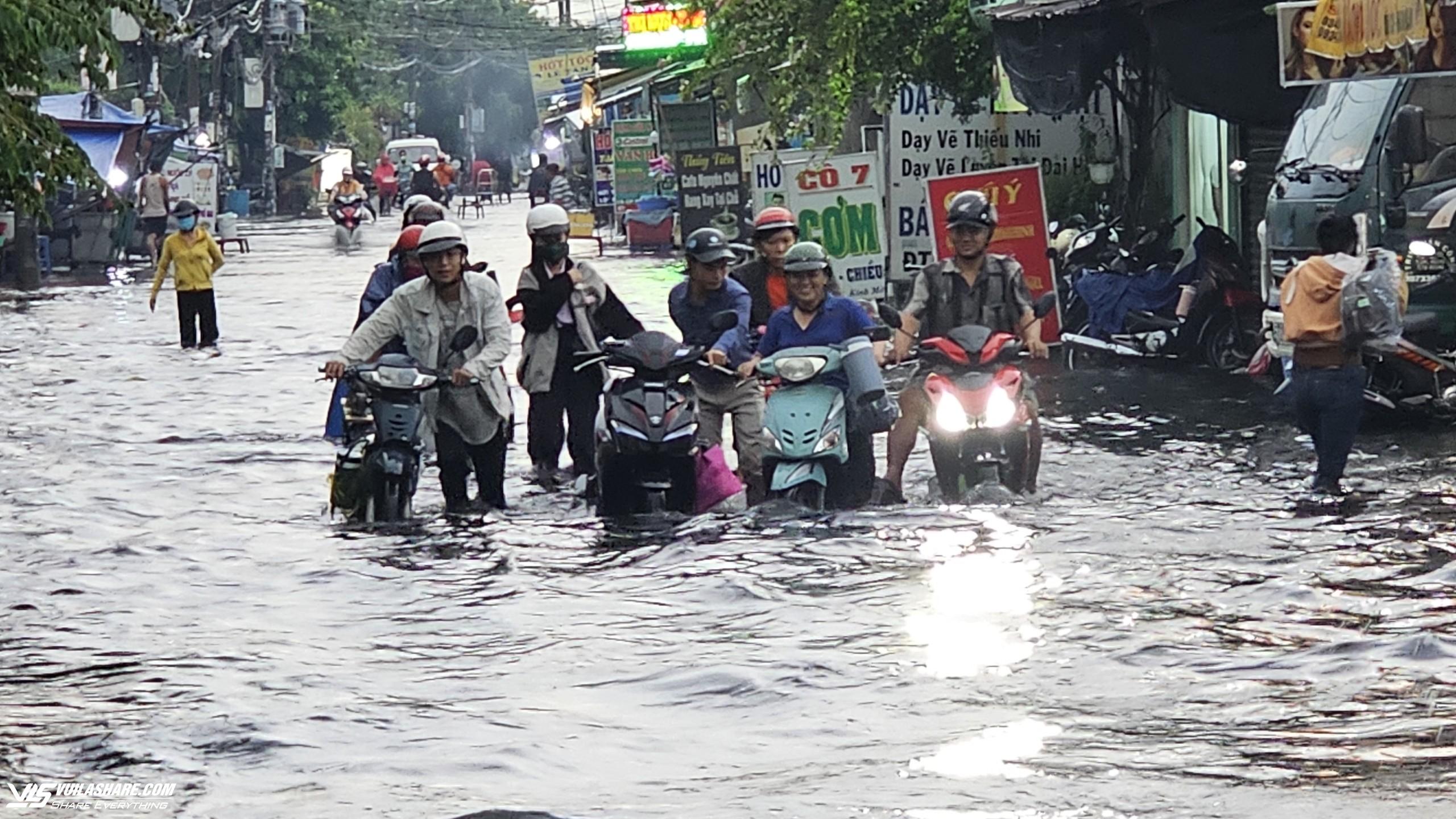 Mưa ngập ở TP.HCM: Bán buôn, đi lại khổ ải trong dòng nước đen gây ngứa- Ảnh 2.