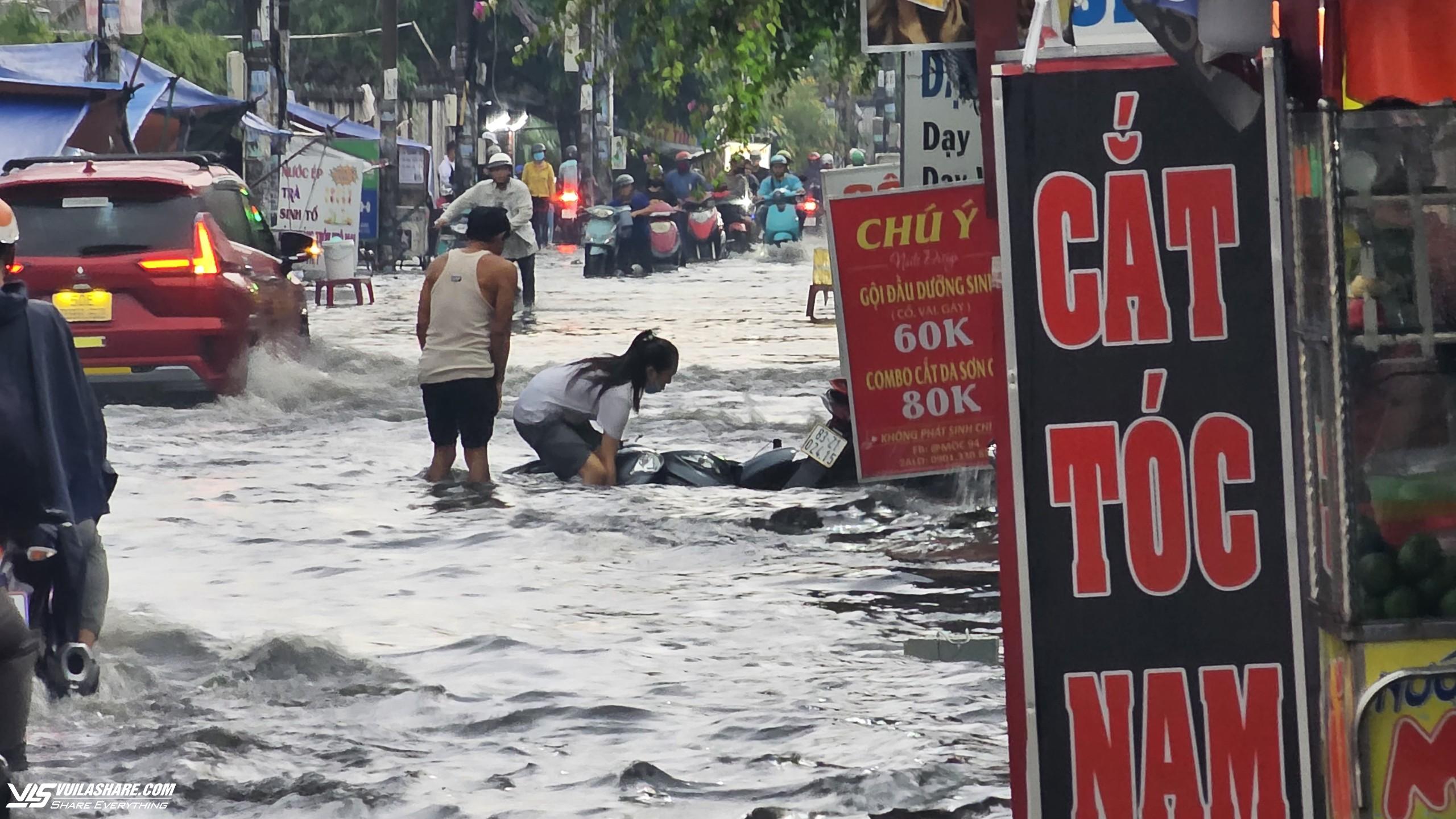 Mưa ngập ở TP.HCM: Bán buôn, đi lại khổ ải trong dòng nước đen gây ngứa- Ảnh 3.