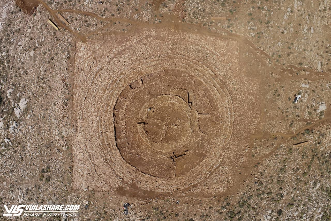 Bí ẩn 'mê cung tròn' 4.000 năm tuổi trên đảo Hy Lạp- Ảnh 2.