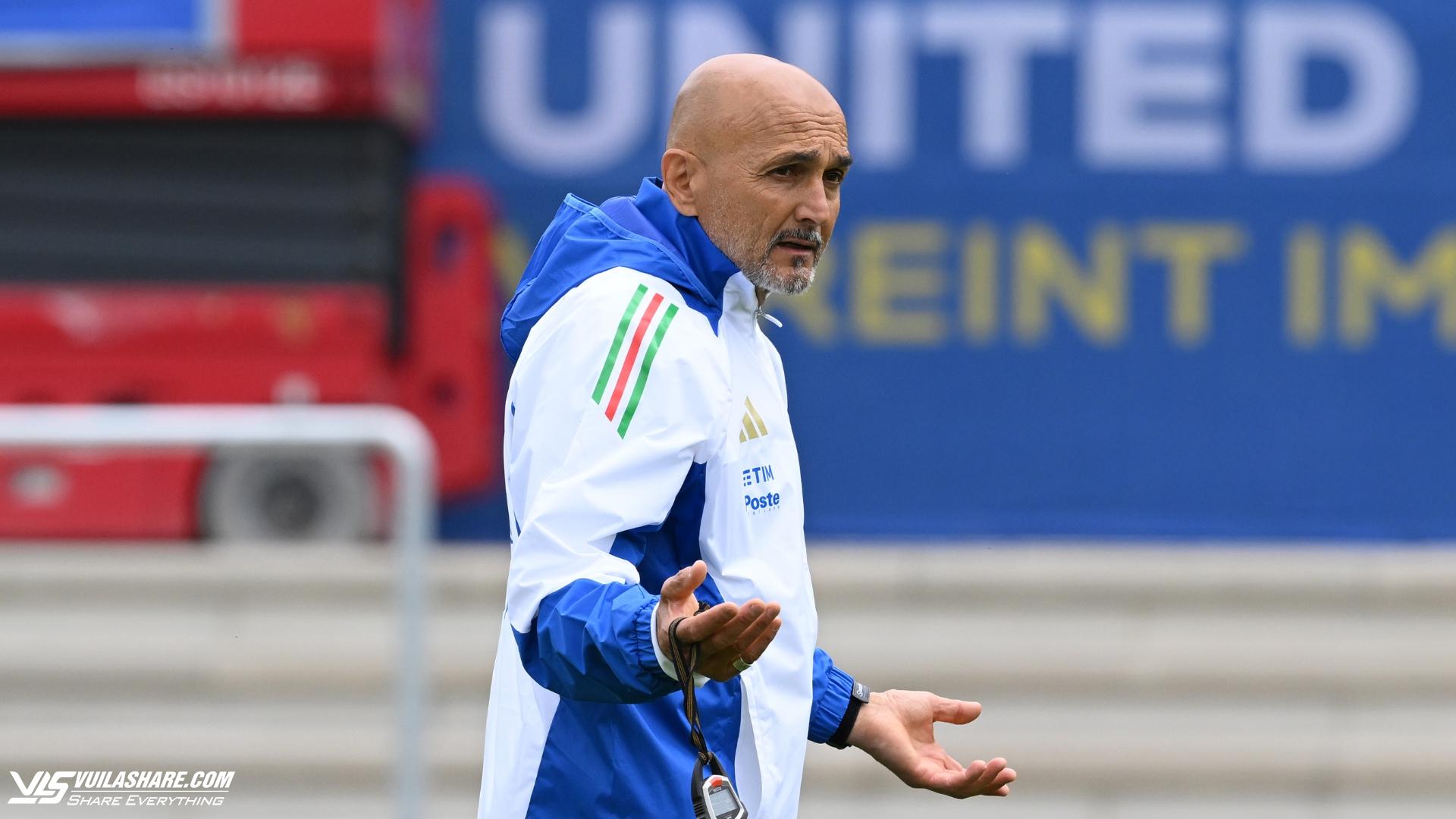 Đội tuyển Ý ‘vượt ải khó’, HLV Spalletti từ cáu giận chuyển sang làm lành với phóng viên- Ảnh 2.