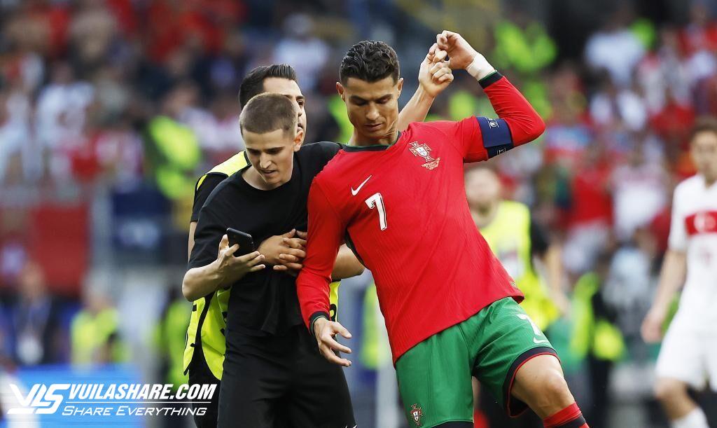 6 fan cuồng lao vào sân 'săn' Ronaldo, UEFA mở cuộc điều tra gấp- Ảnh 2.
