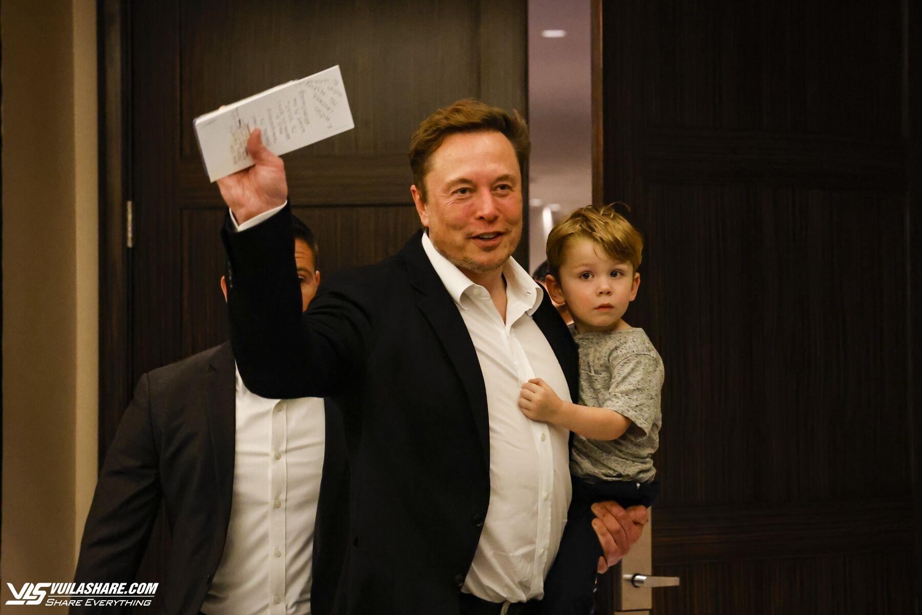 Be boi Elon Musk anh 4