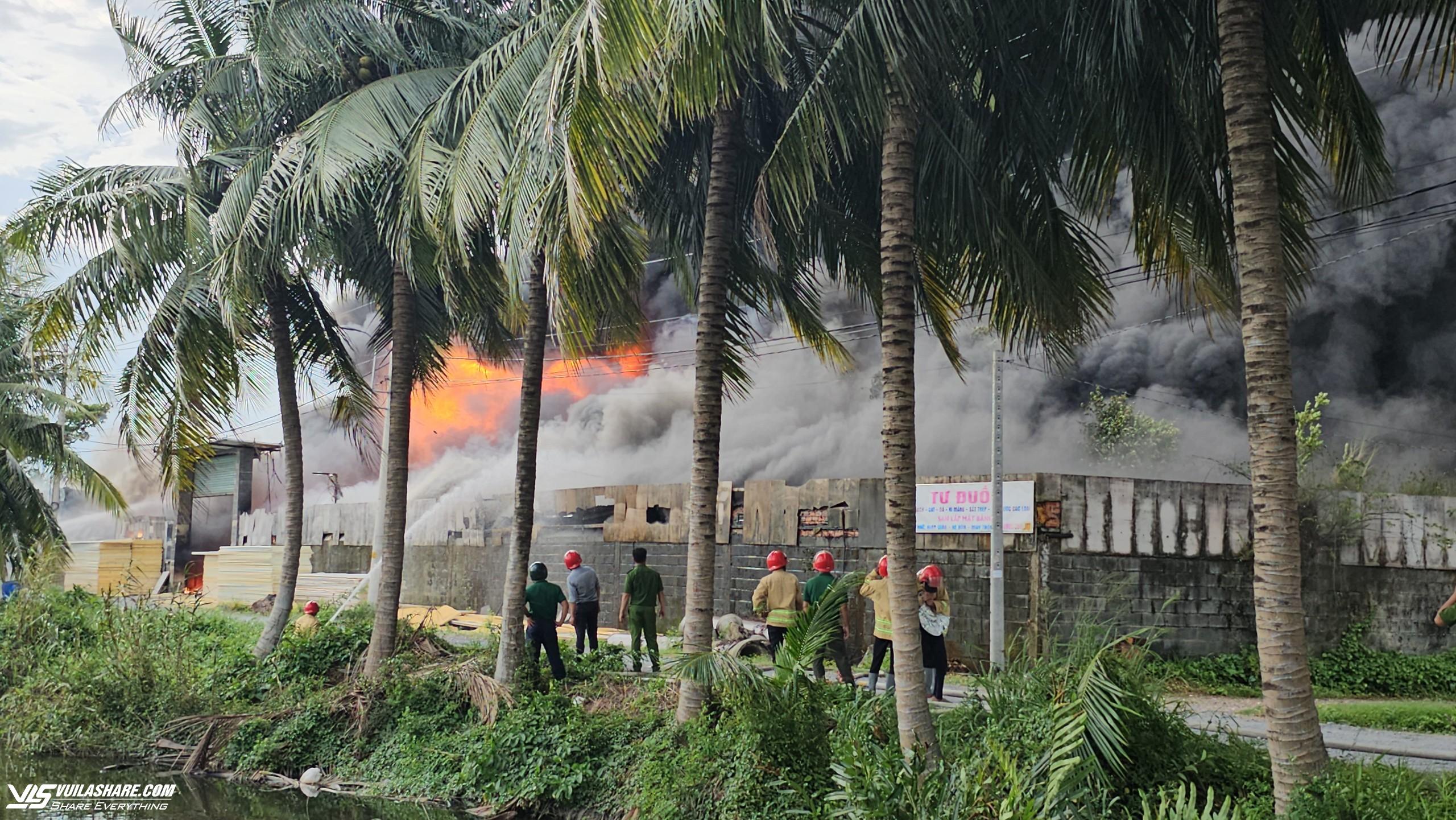 Cháy lớn kèm theo nhiều tiếng nổ tại xưởng mút xốp ở H.Bình Chánh- Ảnh 4.