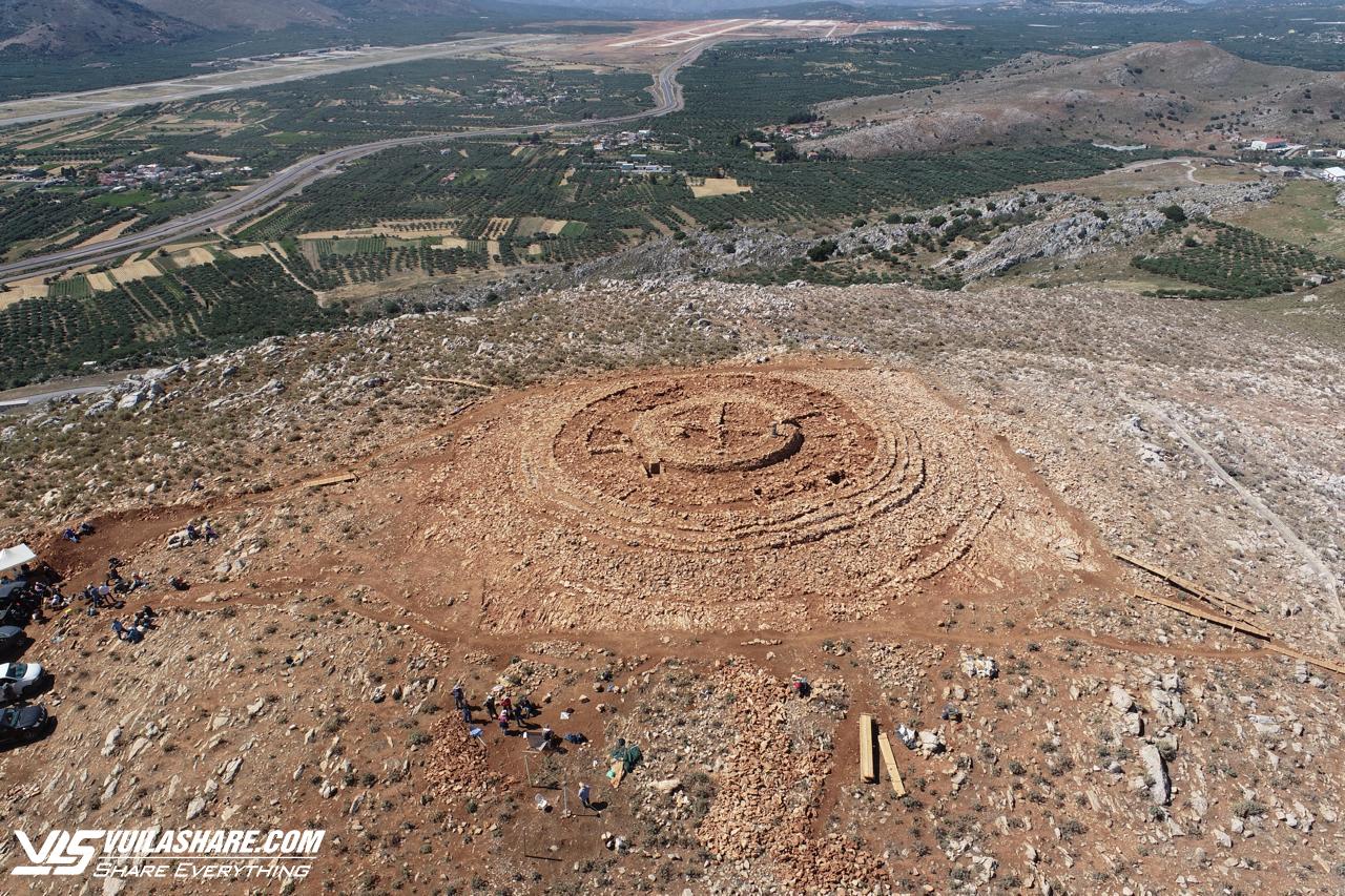 Bí ẩn 'mê cung tròn' 4.000 năm tuổi trên đảo Hy Lạp- Ảnh 1.