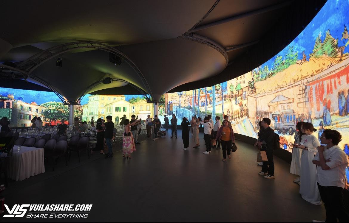 Độc đáo triển lãm tương tác đa giác quan Van Gogh & Monet Art Lighting Experience- Ảnh 2.