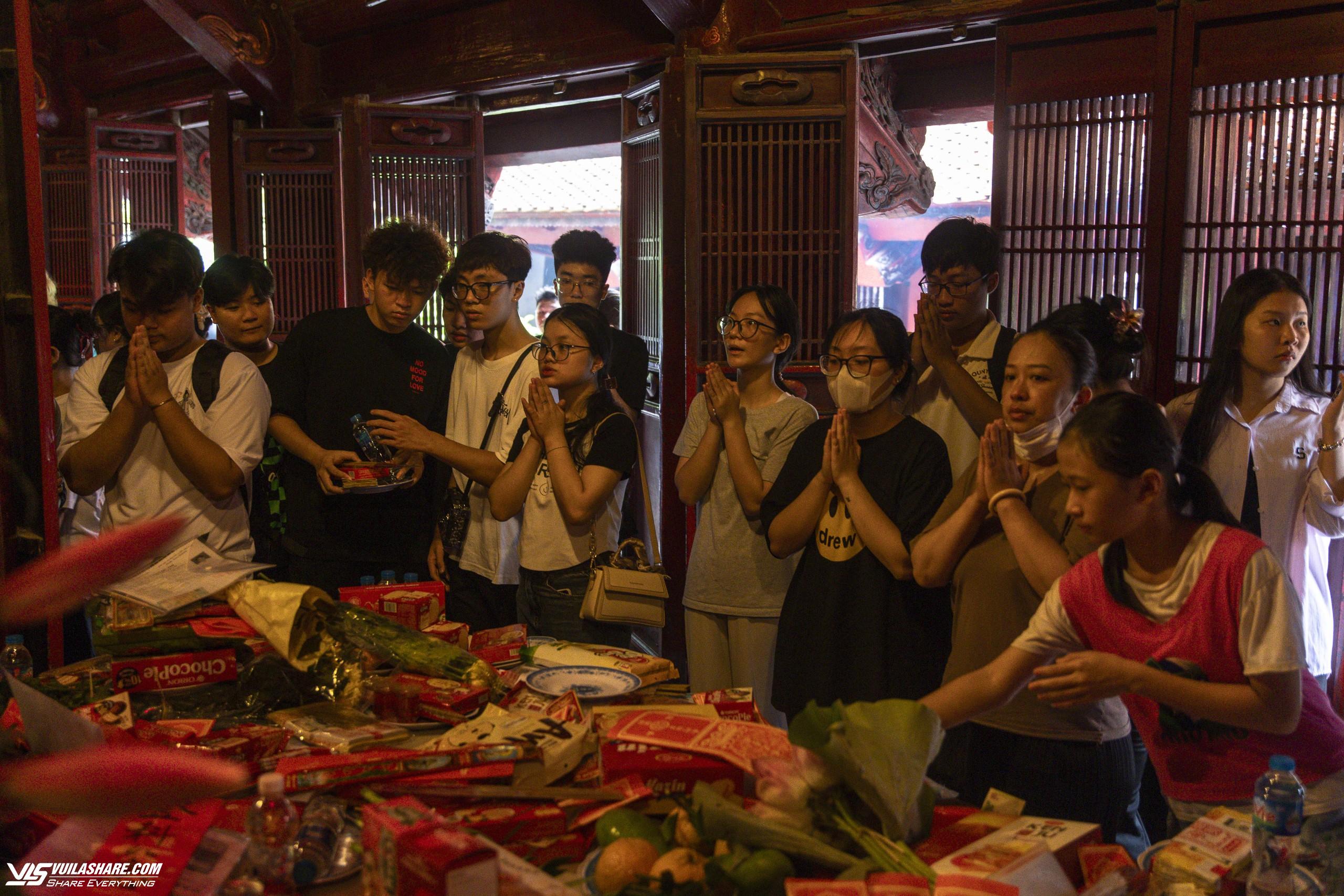 Sĩ tử đội mưa tới Văn Miếu dâng hương cầu may trước ngày thi THPT- Ảnh 2.