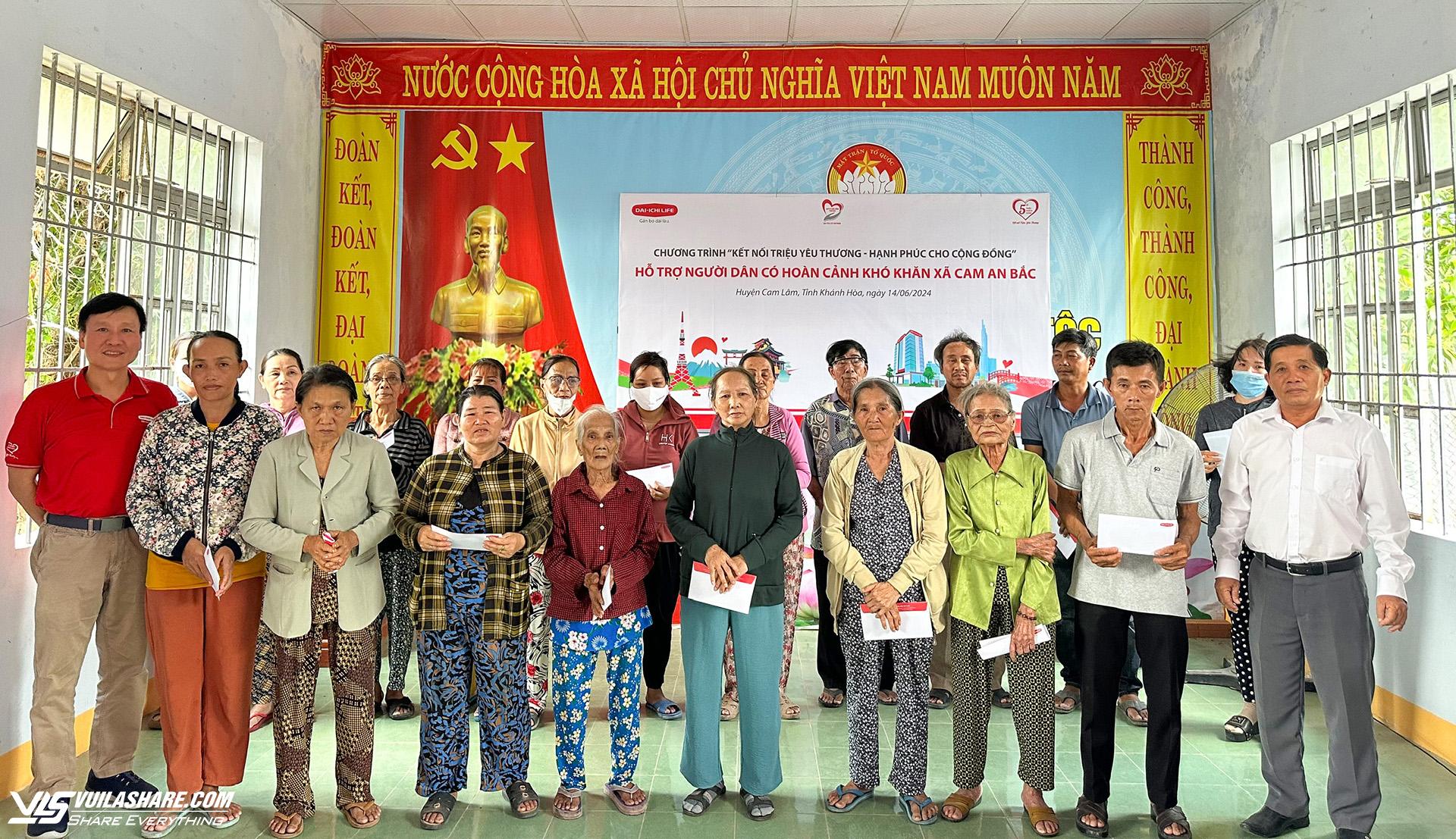 Ông Trần Đình Quân - Chủ tịch Hội đồng Thành viên Dai-ichi Life Việt Nam kiêm Chủ tịch Quỹ Vì cuộc sống tươi đẹp (áo thun đỏ) đến thăm và trao tặng quà cho người dân có hoàn cảnh khó khăn tại tỉnh Khánh Hòa vào ngày 14.6.2024