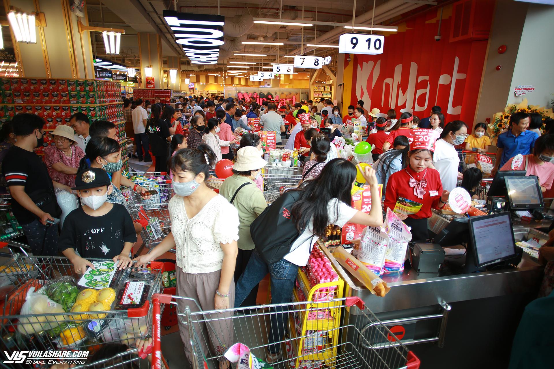Khách hàng mua sắm nhộn nhịp dịp cuối tuần tại siêu thị WinMart