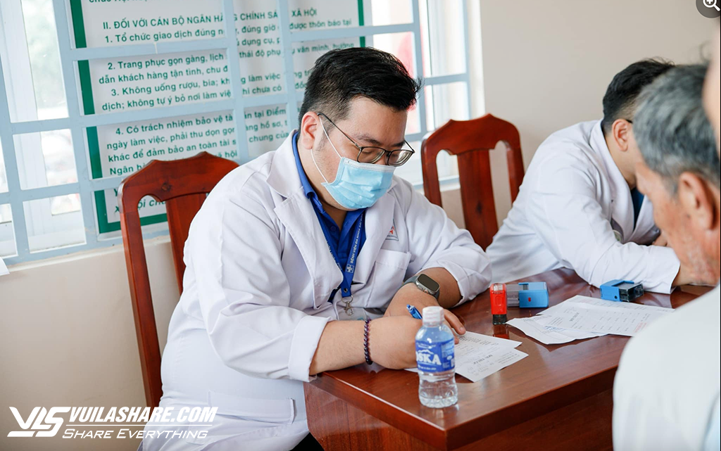 Tủ gạo an sinh của các bác sĩ trẻ giúp người nghèo no bụng ở TP.HCM- Ảnh 2.