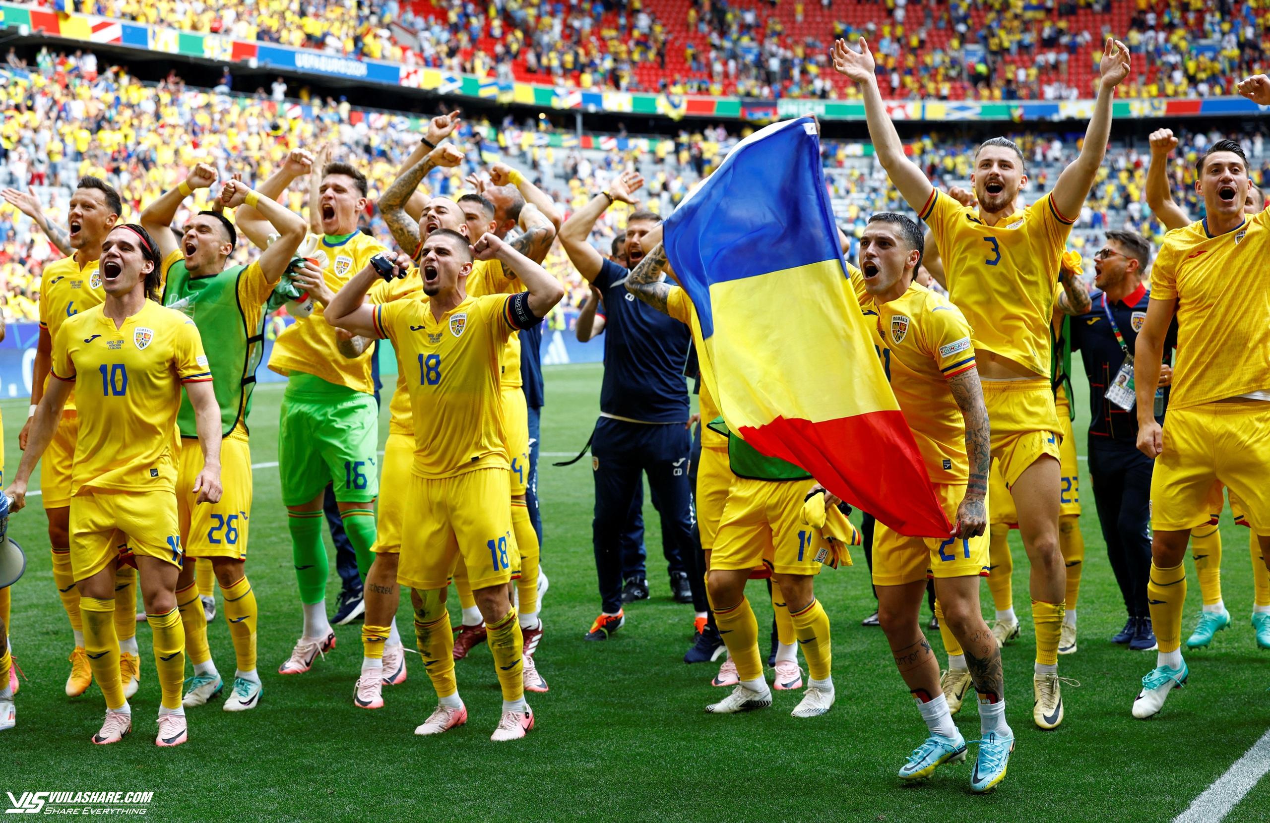 HLV Romania khóc vì quá sung sướng, HLV Ukraine khóc vì quá đau khổ, thế mới là bóng đá- Ảnh 2.