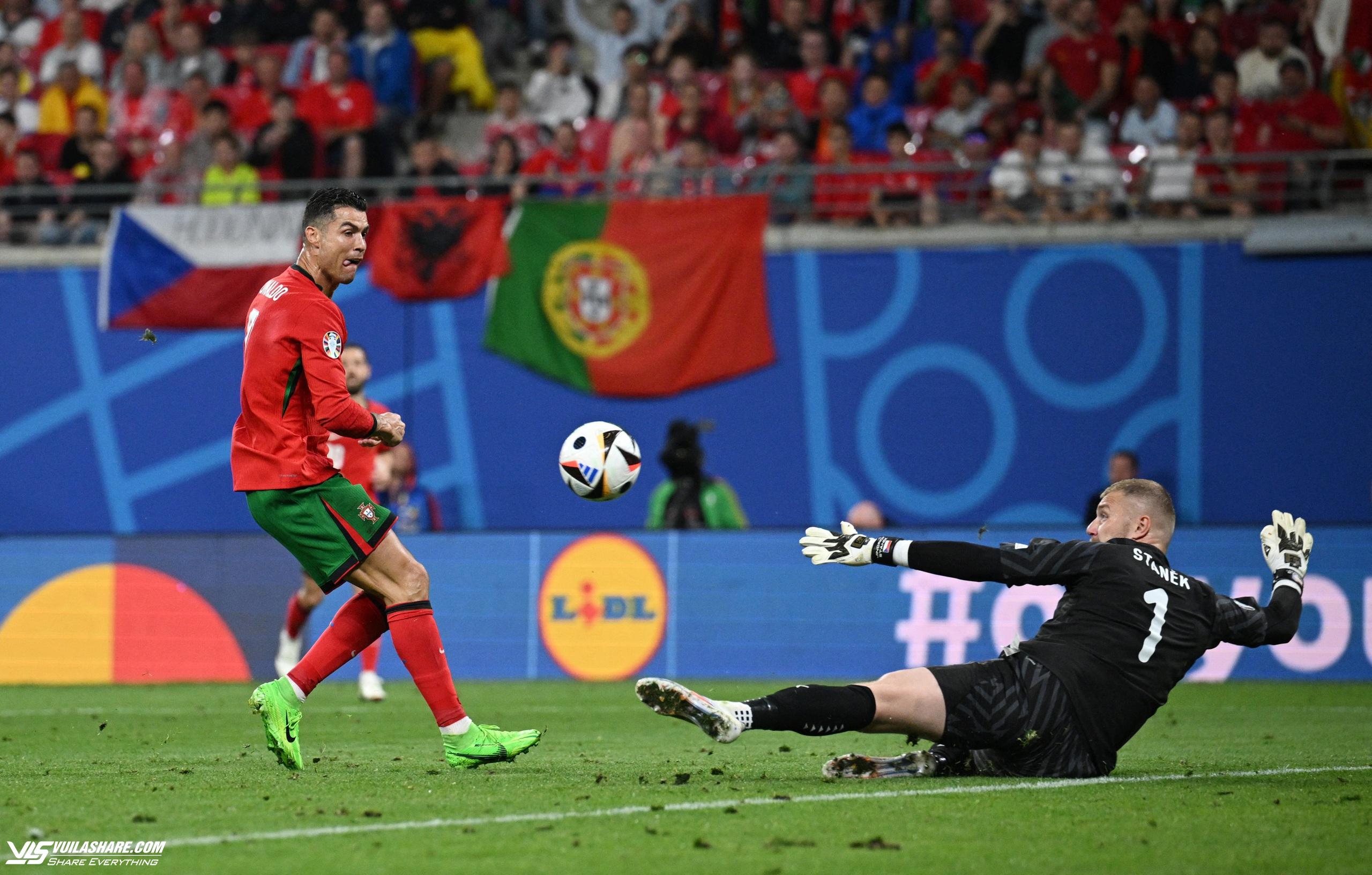 Ronaldo phung phí cơ hội, đội tuyển Bồ Đào Nha 'toát mồ hôi' mới thắng nổi CH Czech- Ảnh 4.