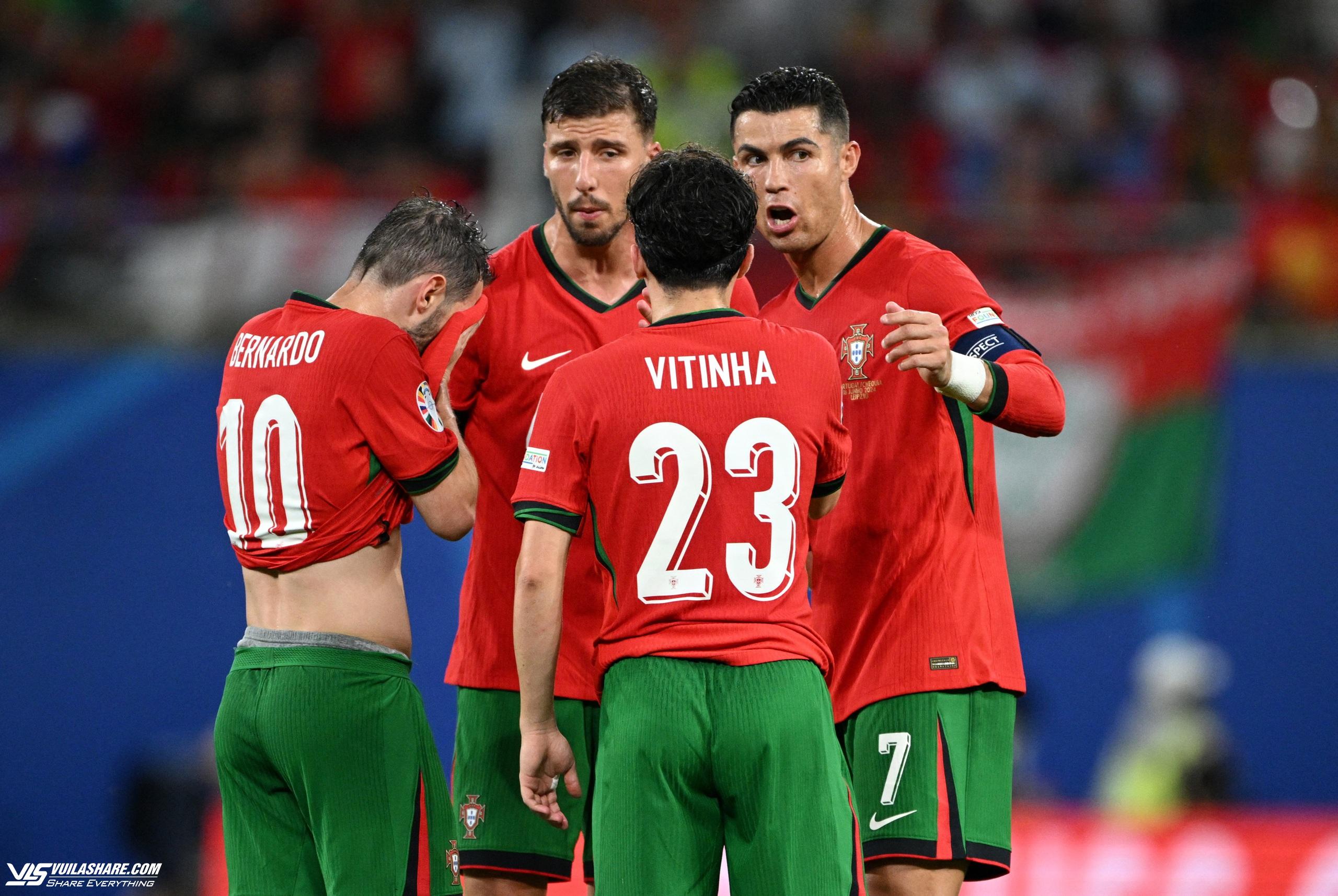 Nghịch lý: Cất Ronaldo lên ghế dự bị, Bồ Đào Nha sẽ… chơi hay hơn?- Ảnh 2.