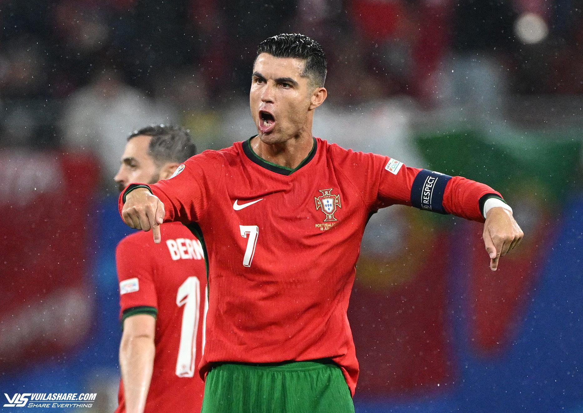 Nghịch lý: Cất Ronaldo lên ghế dự bị, Bồ Đào Nha sẽ… chơi hay hơn?- Ảnh 1.
