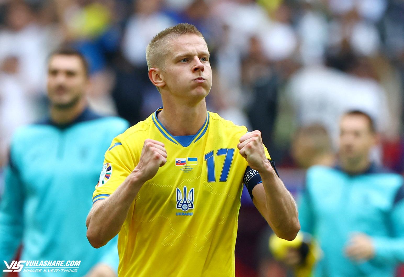 Thắng đội Slovakia, cầu thủ Ukraine khóc nức nở, không còn ‘mời’ HLV ra ngoài để họp riêng- Ảnh 10.