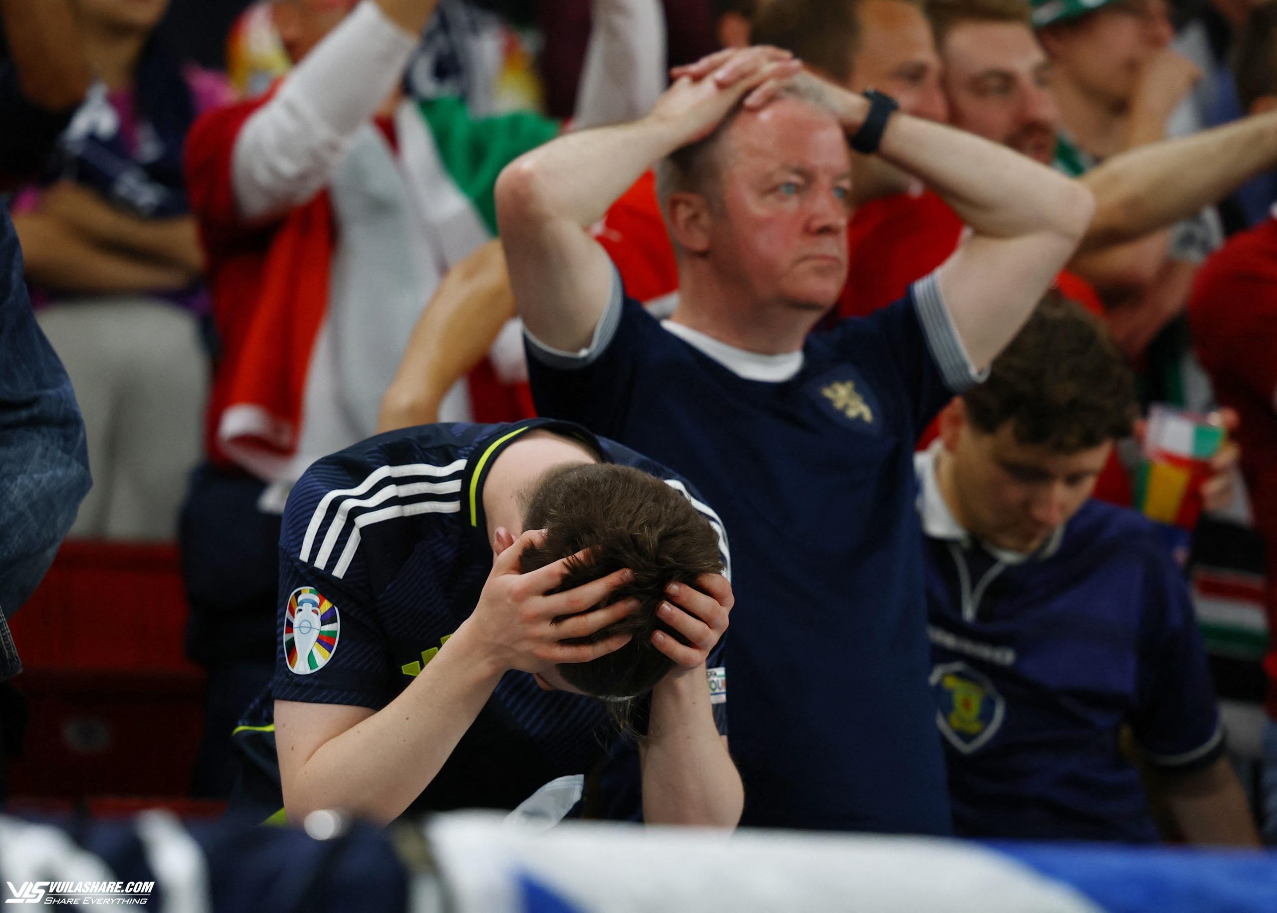 CĐV Scotland rơi nước mắt, HLV Steve Clarke tức tưởi, đòi kiện trọng tài lên UEFA- Ảnh 5.
