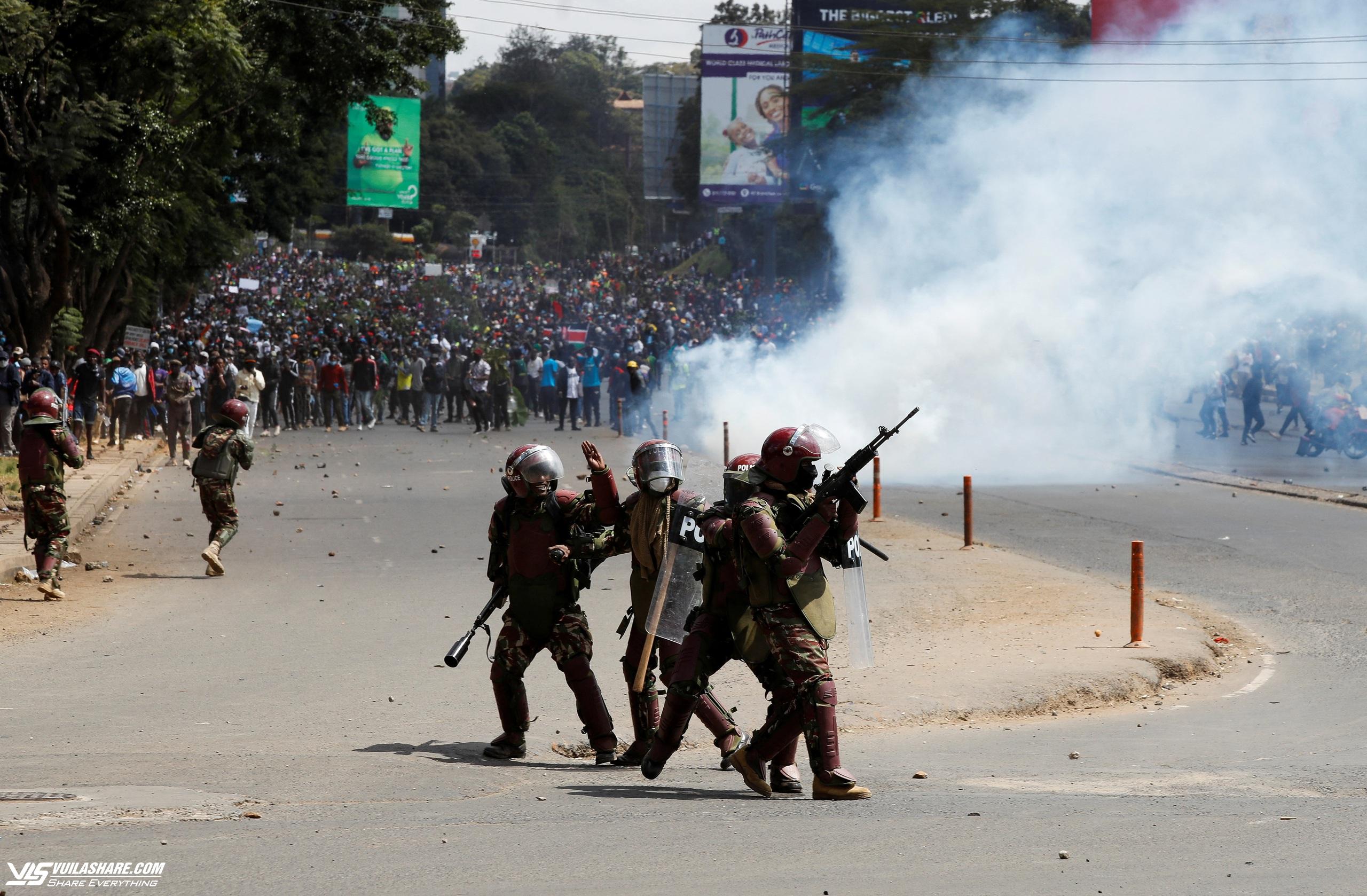 Người biểu tình đốt phá nhà quốc hội, rượt cảnh sát, quân đội Kenya can thiệp- Ảnh 2.