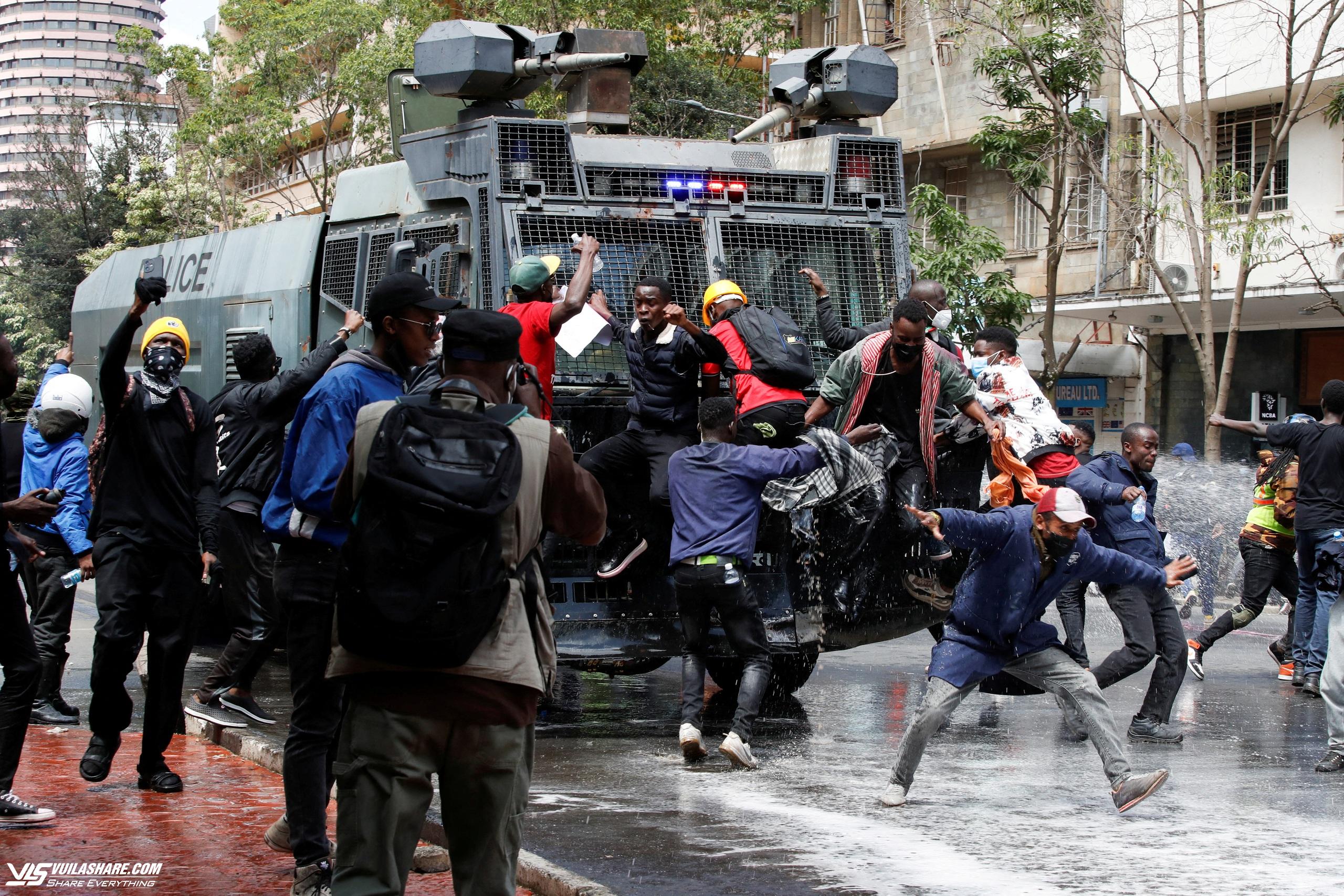 Người biểu tình đốt phá nhà quốc hội, rượt cảnh sát, quân đội Kenya can thiệp- Ảnh 3.