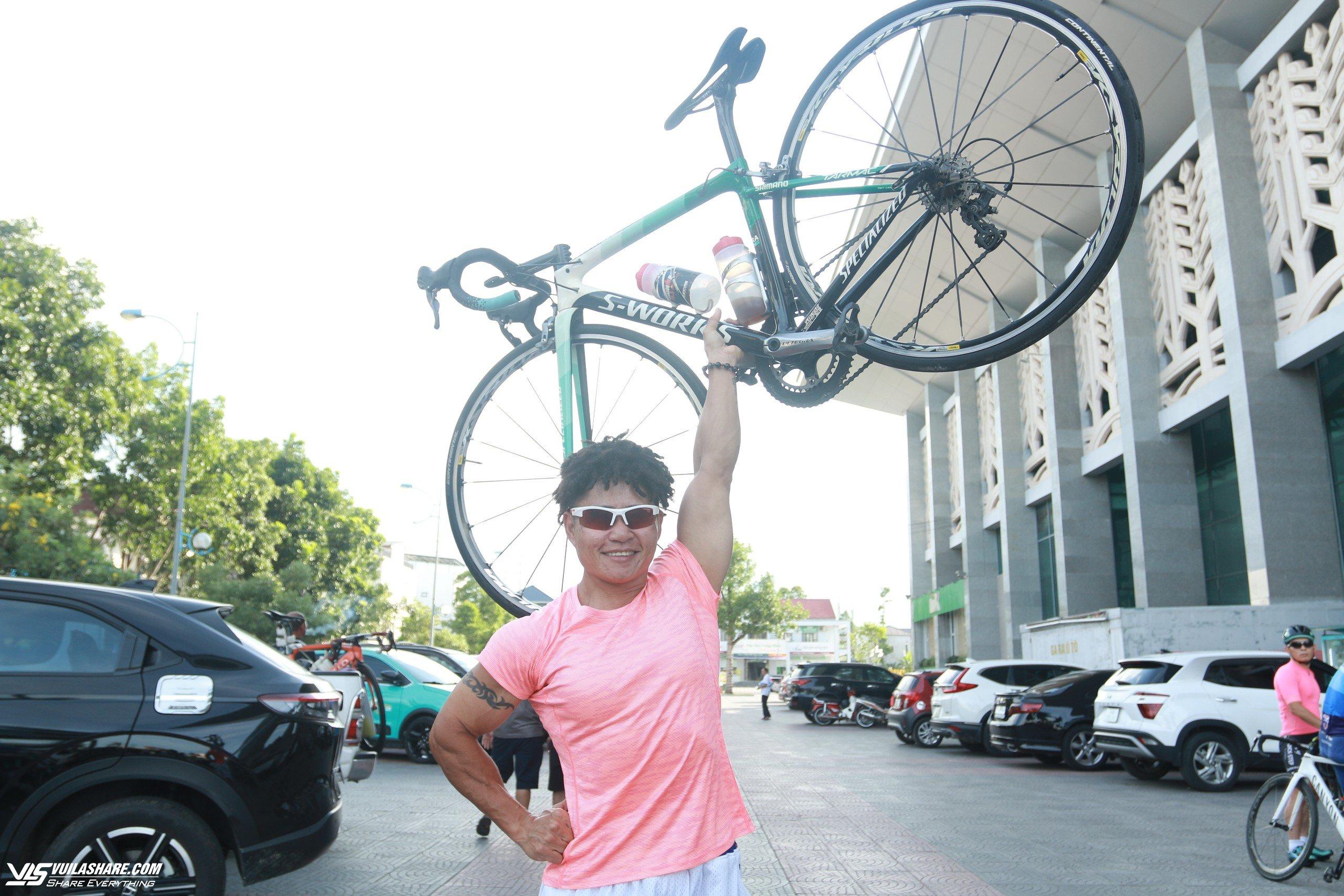 Thú vị: Nữ vô địch thể hình thế giới đua tài tại Ngày hội đạp xe Vì hòa bình- Ảnh 1.