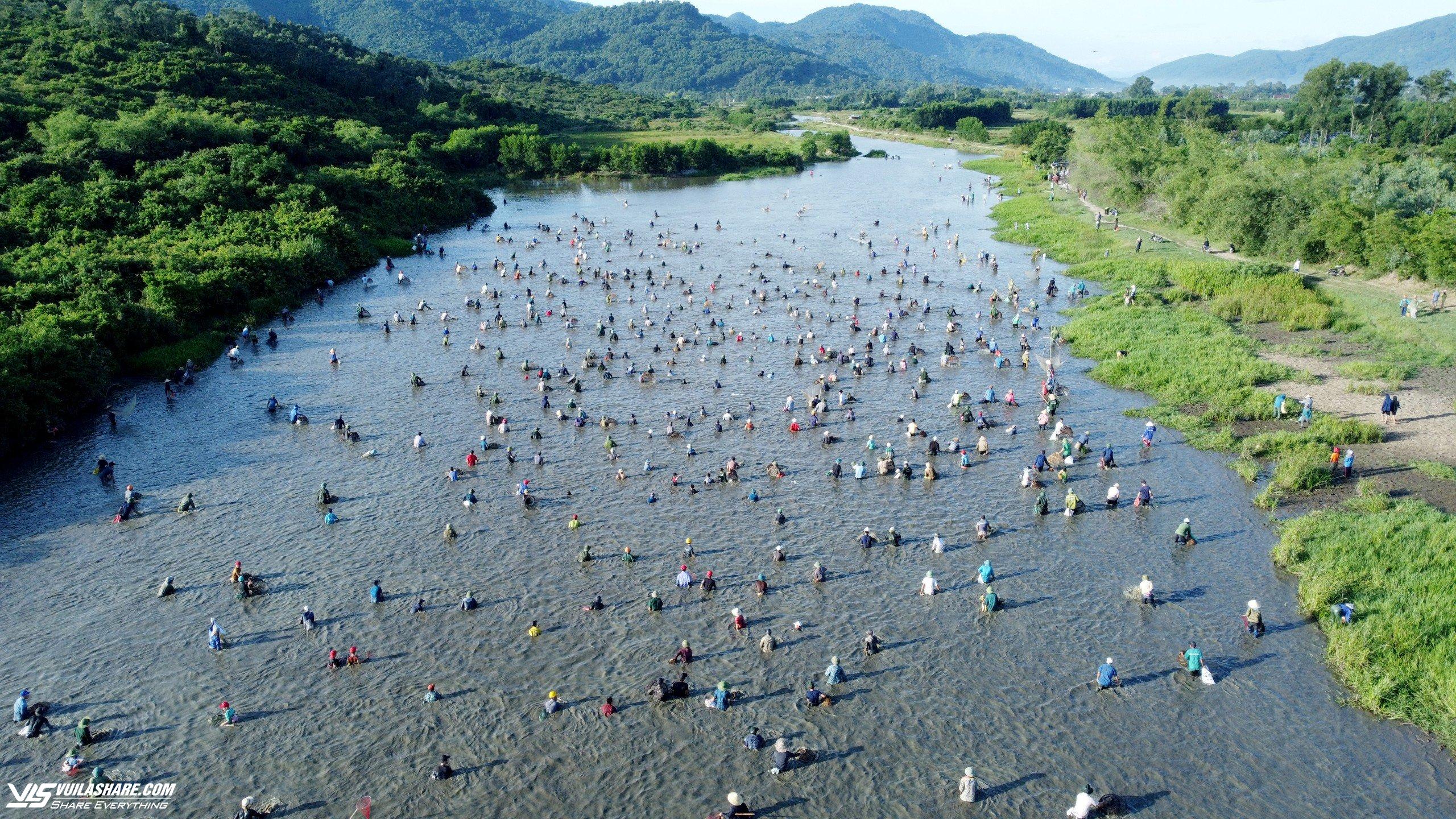Người dân ùn ùn tham gia lễ hội bắt cá Đồng Hoa- Ảnh 2.
