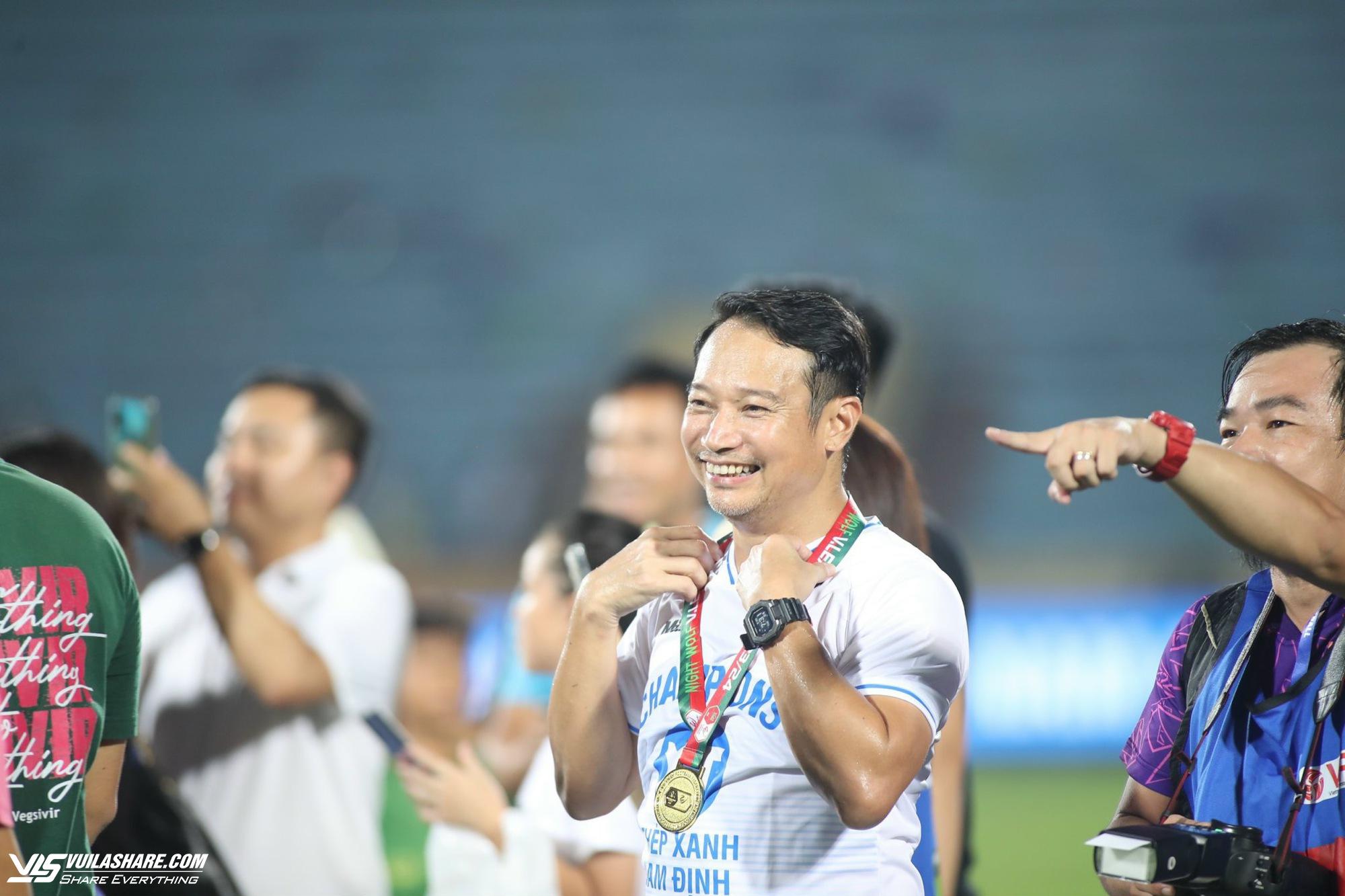 Thiên Trường 'mở hội', CLB Nam Định sớm giành chức vô địch V-League: Vui sao nước mắt lại trào!- Ảnh 15.