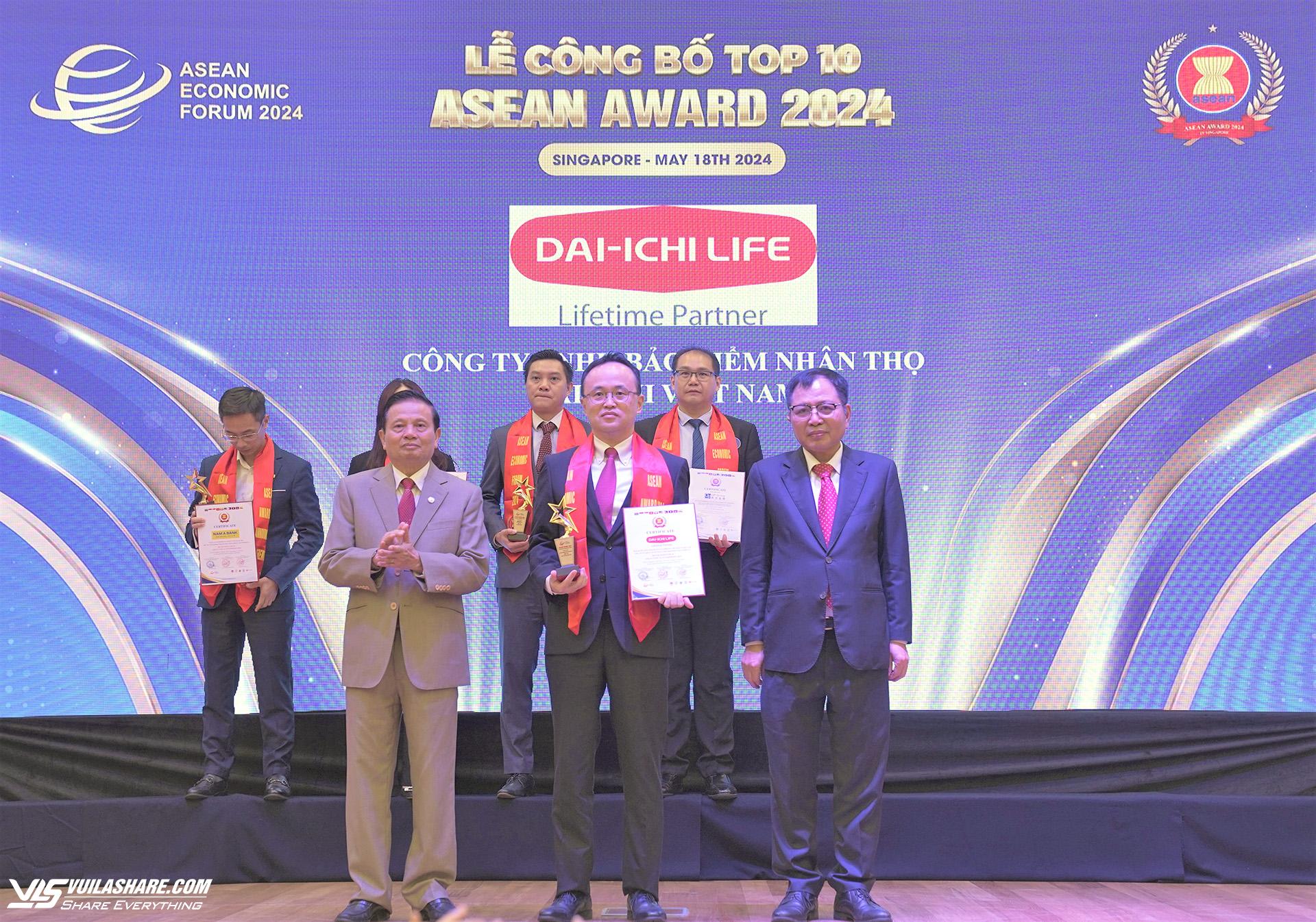 Ông Yoshihito Takahama - Phó tổng giám đốc Điều hành kiêm Phó Tổng Giám đốc Hành chính Tổng hợp Dai-ichi Life Việt Nam, nhận danh hiệu "Top 10 Doanh nghiệp Tiêu biểu ASEAN 2024" được tổ chức tại Singapore vào ngày 18.5.2024