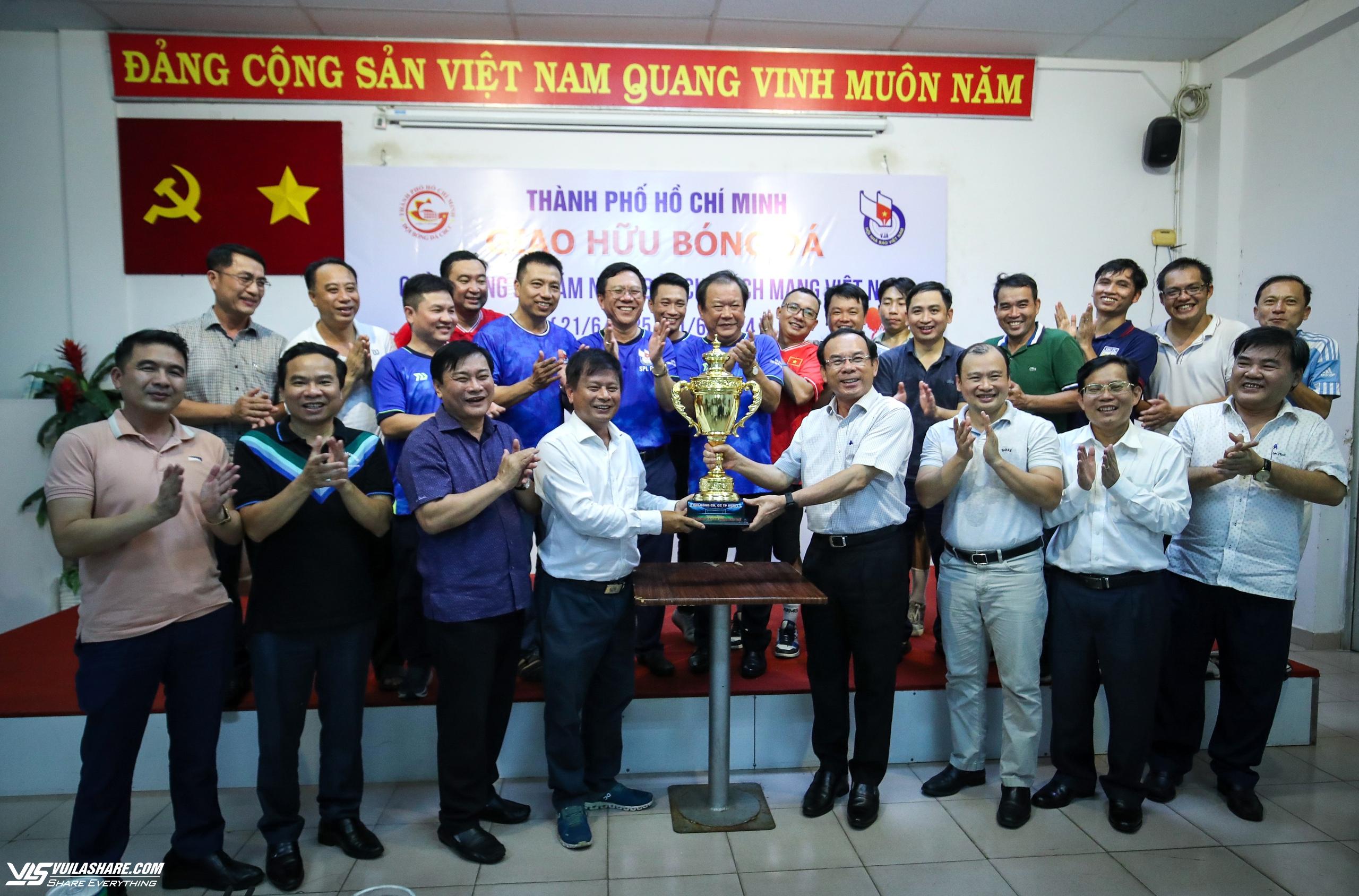 Bí thư Thành ủy TP.HCM Nguyễn Văn Nên (hàng đầu, thứ tư từ phải sang) trao cúp cho đội Hội nhà báo TP.HCM