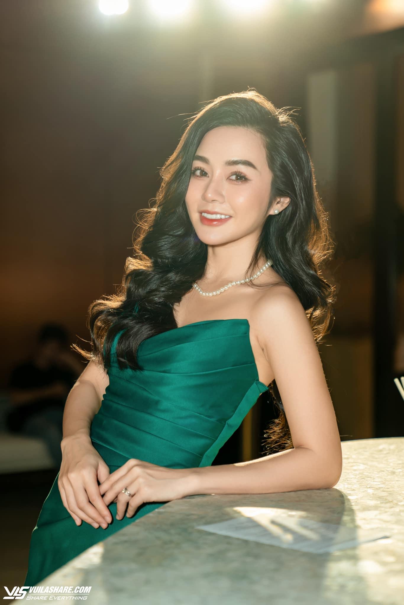 Vóc dáng nóng bỏng của nữ MC Tuần lễ thời trang quốc tế Việt Nam 2024- Ảnh 4.