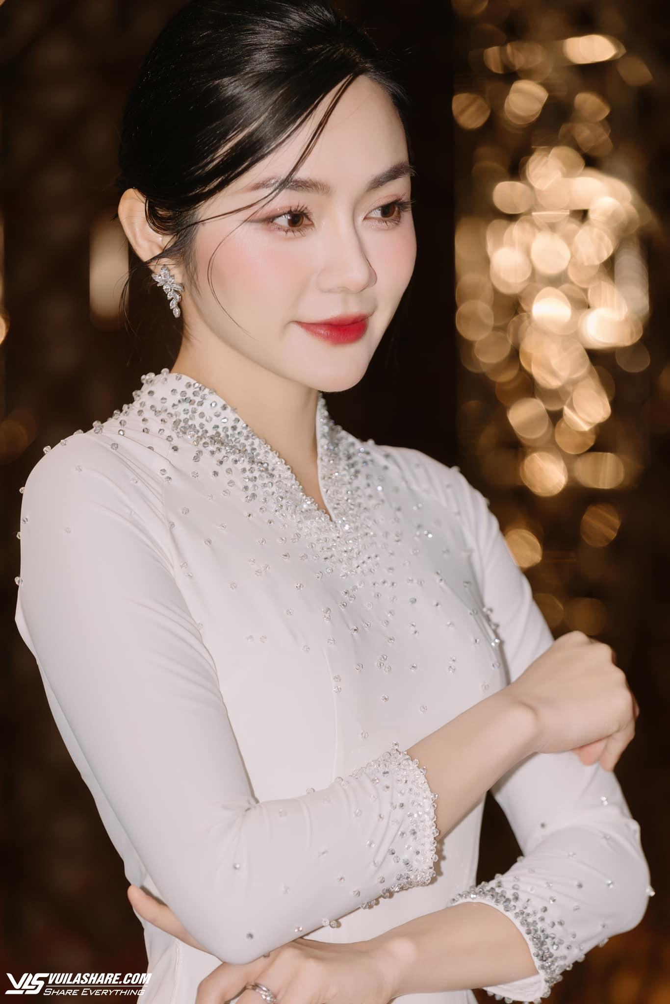Vóc dáng nóng bỏng của nữ MC Tuần lễ thời trang quốc tế Việt Nam 2024- Ảnh 3.