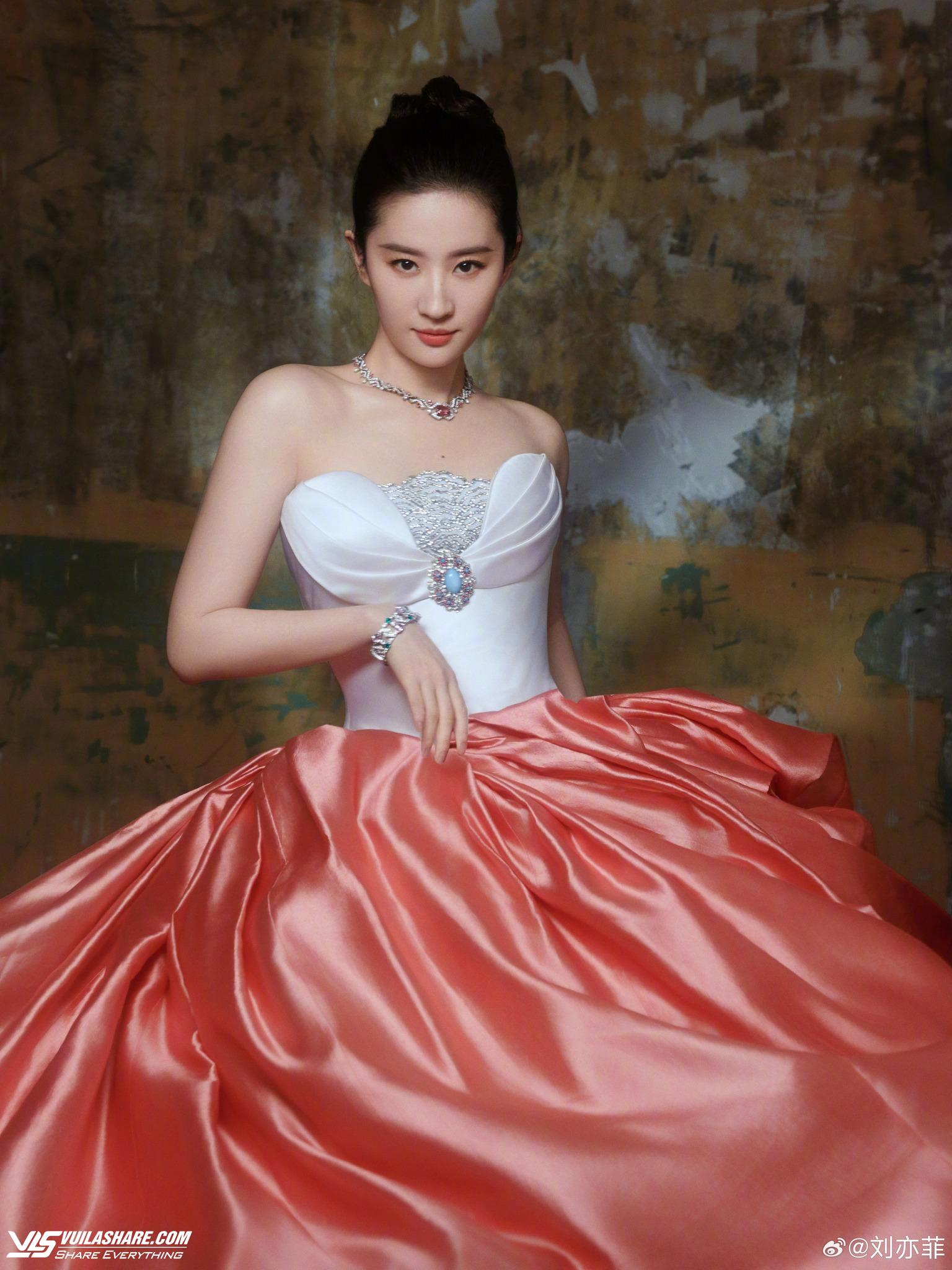 Chiếc váy của Lưu Diệc Phi gây sốt với cảm hứng từ trang phục Hanbok- Ảnh 1.