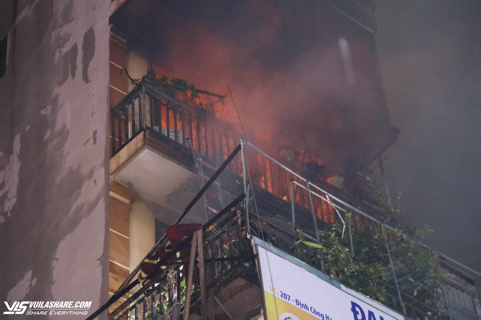 Cháy lớn ở ngôi nhà 6 tầng ở Hà Nội, nghi có người mắc kẹt- Ảnh 2.