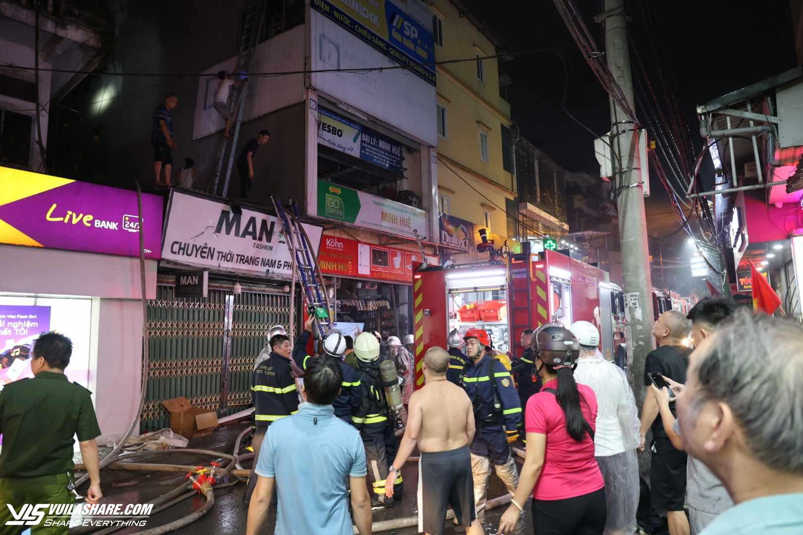 Cháy lớn ở ngôi nhà 6 tầng ở Hà Nội, nghi có người mắc kẹt- Ảnh 4.