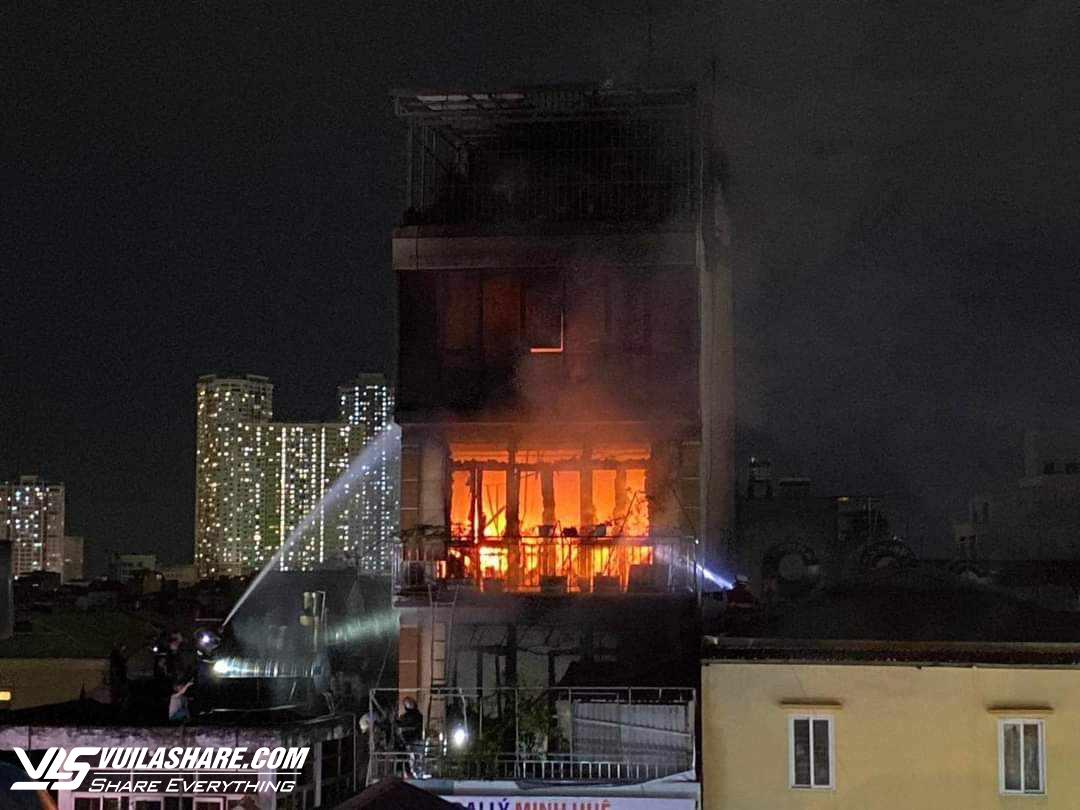 Cháy lớn ở ngôi nhà 6 tầng ở Hà Nội, nghi có người mắc kẹt- Ảnh 1.