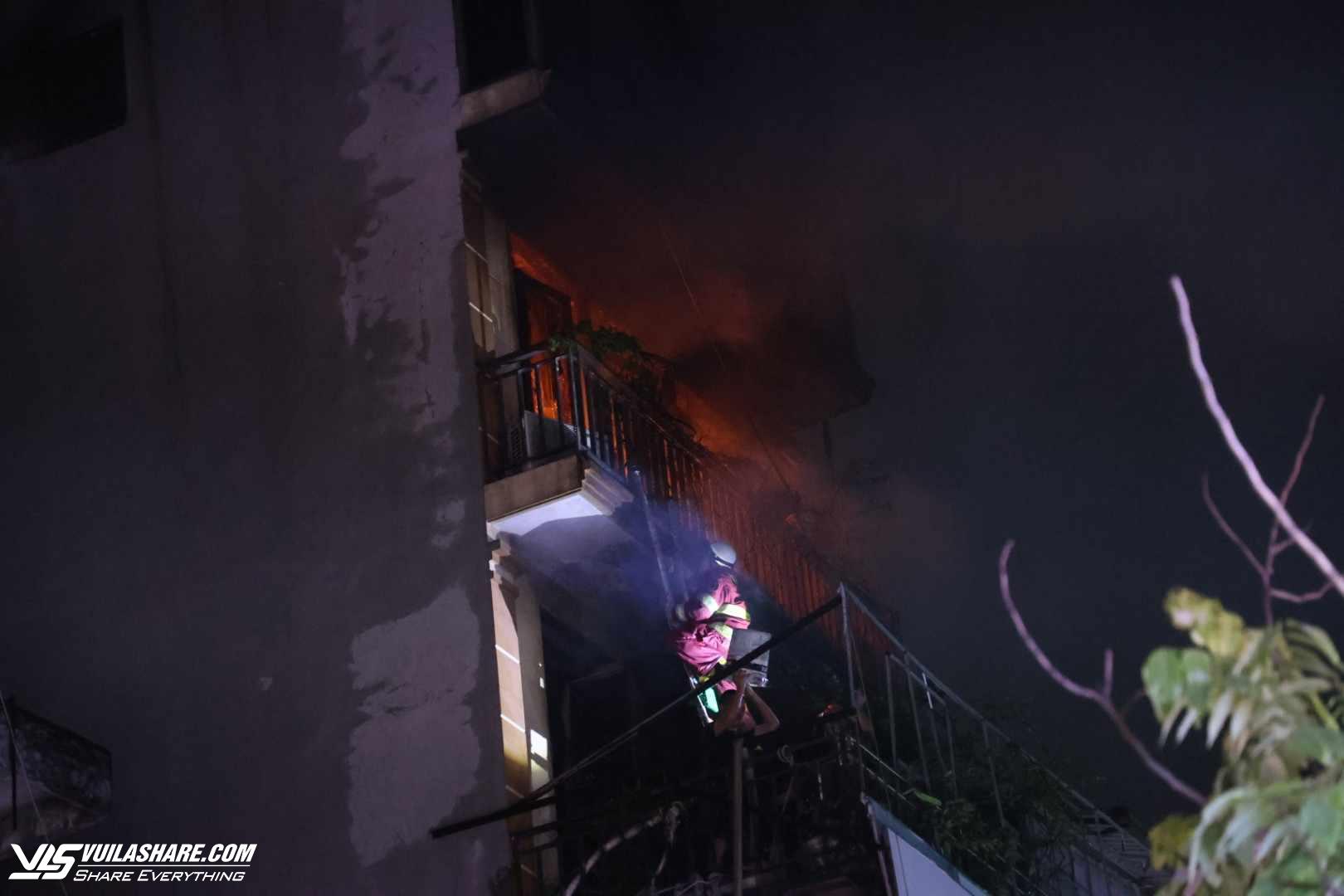 Cháy lớn ở ngôi nhà 6 tầng ở Hà Nội, nghi có người mắc kẹt- Ảnh 3.
