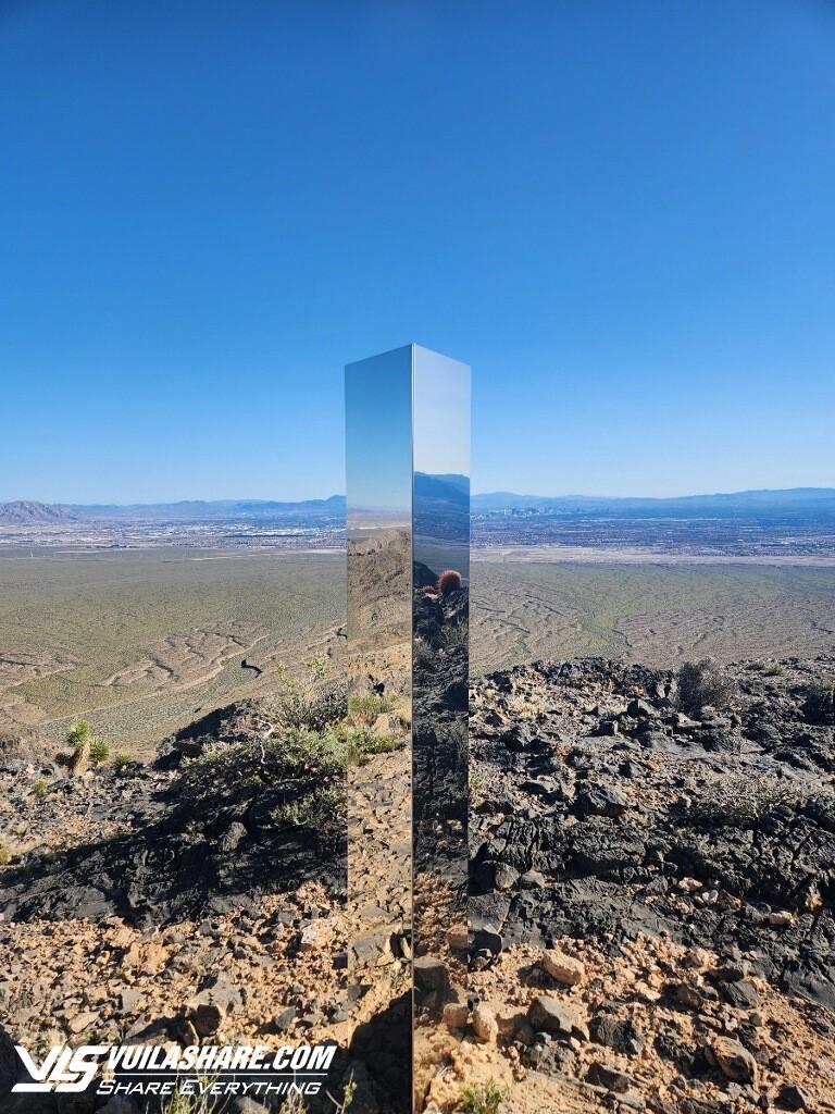 Công trình bí ẩn như 'cổng không gian' xuất hiện trên đỉnh núi Las Vegas- Ảnh 1.