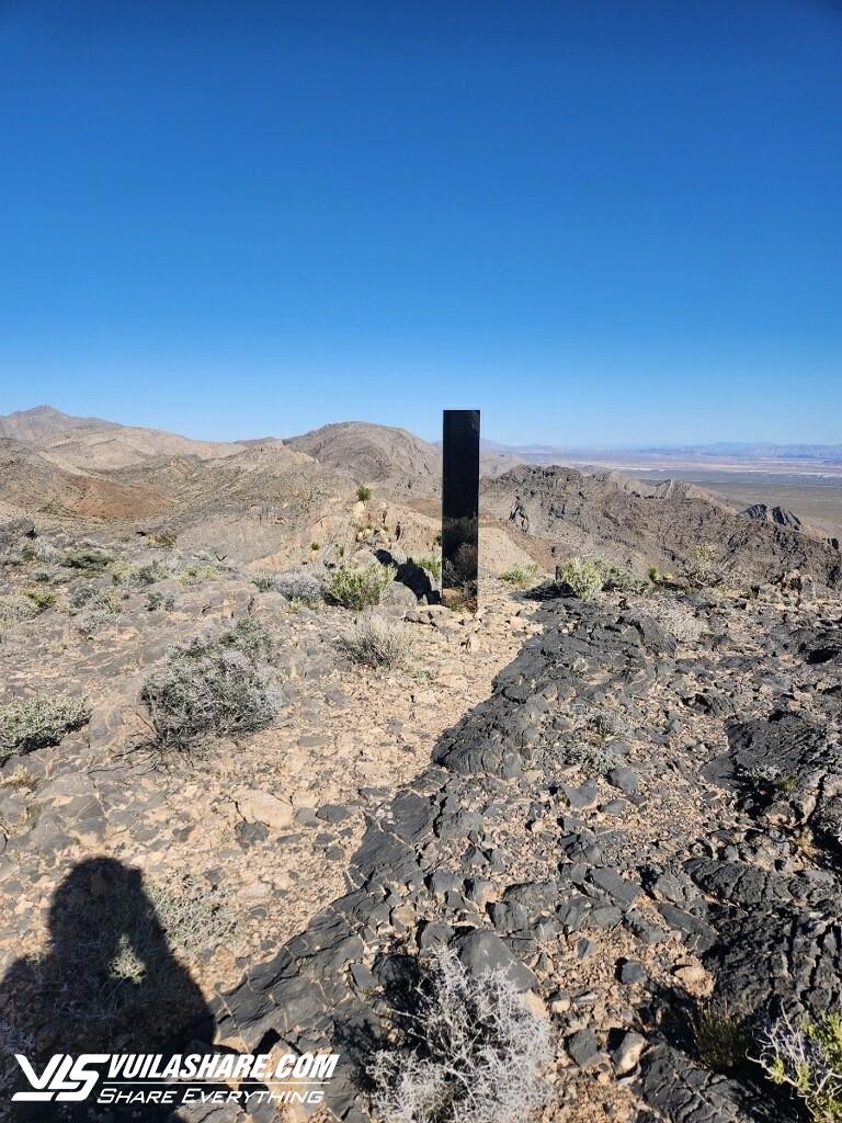 Công trình bí ẩn như 'cổng không gian' xuất hiện trên đỉnh núi Las Vegas- Ảnh 2.