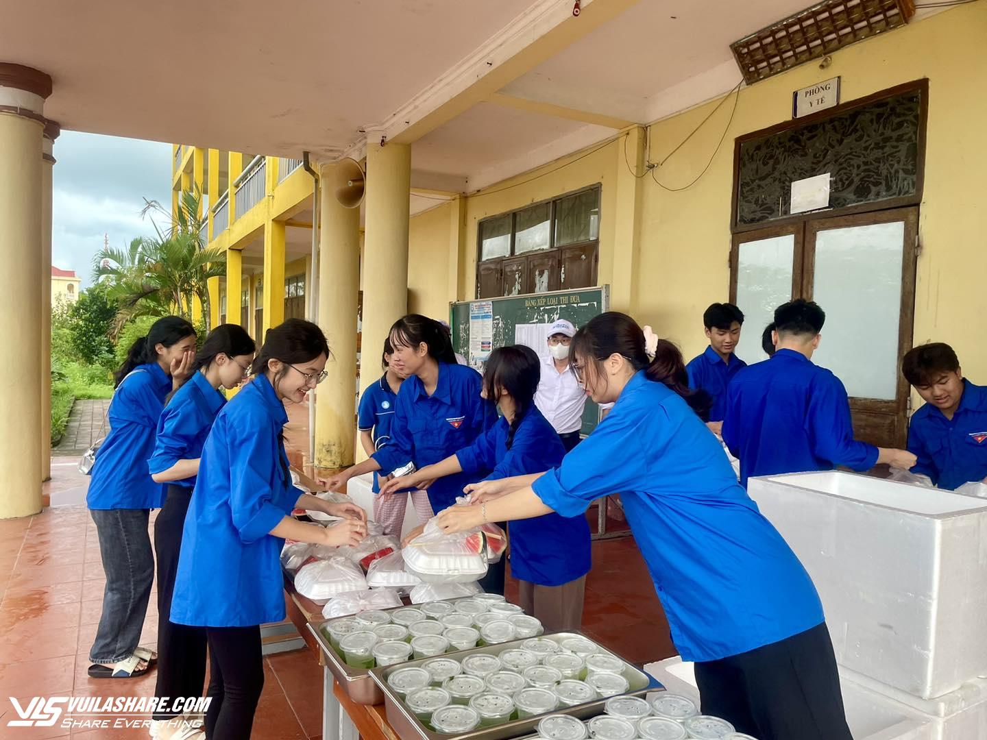 Suất cơm miễn phí ấm lòng thí sinh ở Quảng Ninh- Ảnh 1.
