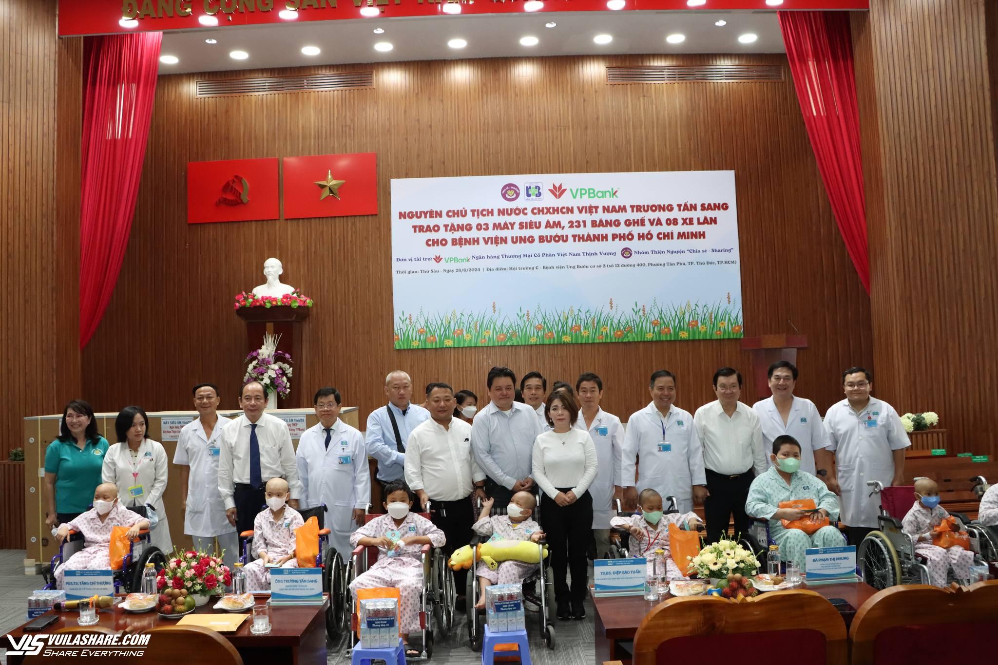 Nguyên Chủ tịch nước Trương Tấn Sang tặng Bệnh viện Ung bướu TP.HCM 3 máy siêu âm- Ảnh 2.