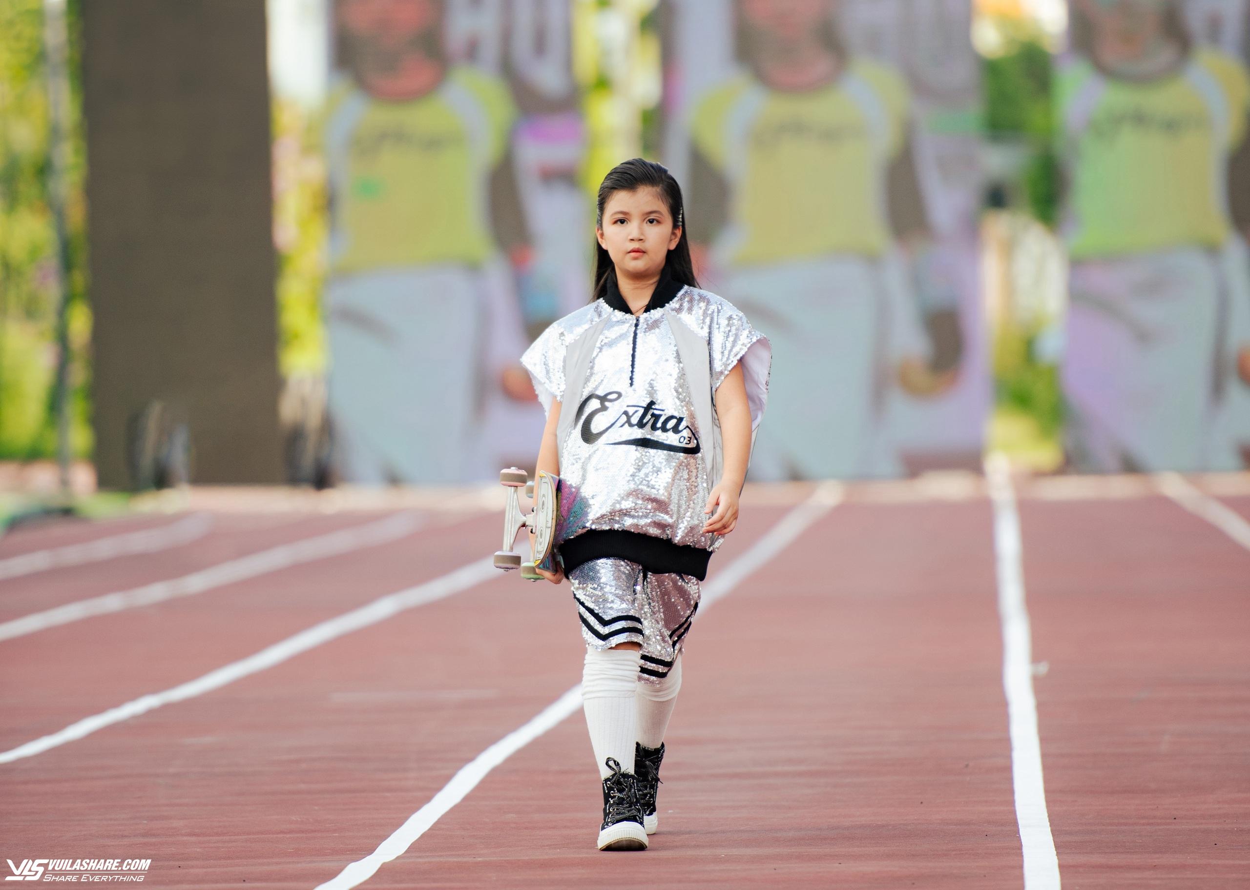 Người mẫu nhí 9 tuổi gây ấn tượng vì màn vừa trượt ván vừa catwalk- Ảnh 1.
