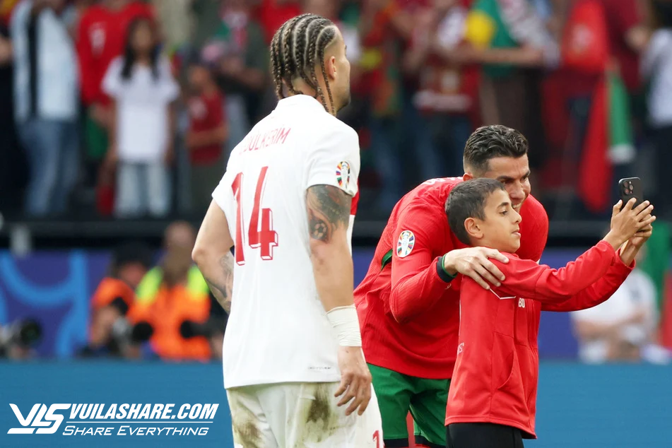 Bất ngờ với danh tính của cậu bé lao vào sân để chụp ảnh cùng Ronaldo- Ảnh 2.