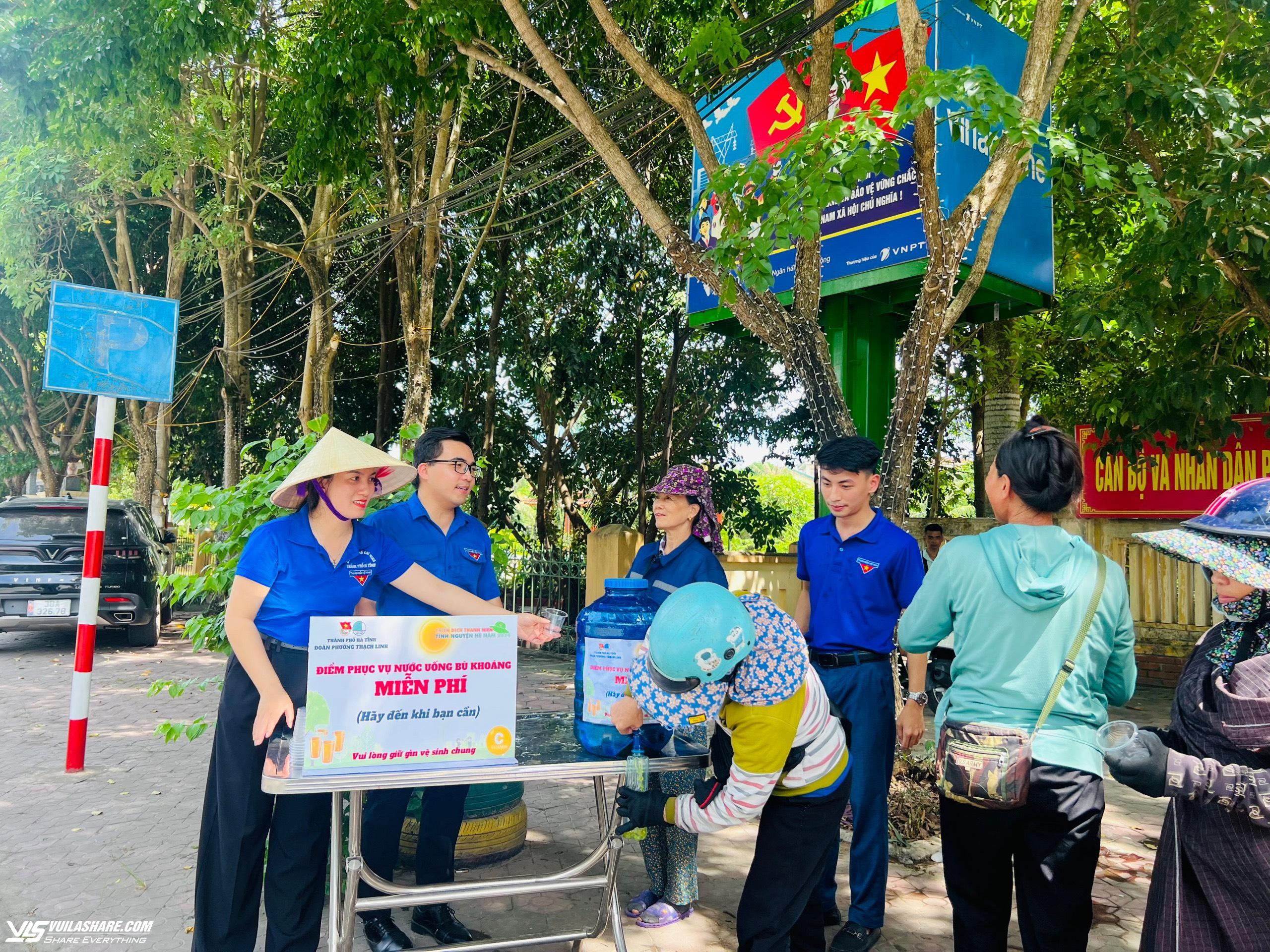 Mở điểm phục vụ nước uống miễn phí cho người đi đường trong những ngày nắng nóng- Ảnh 2.