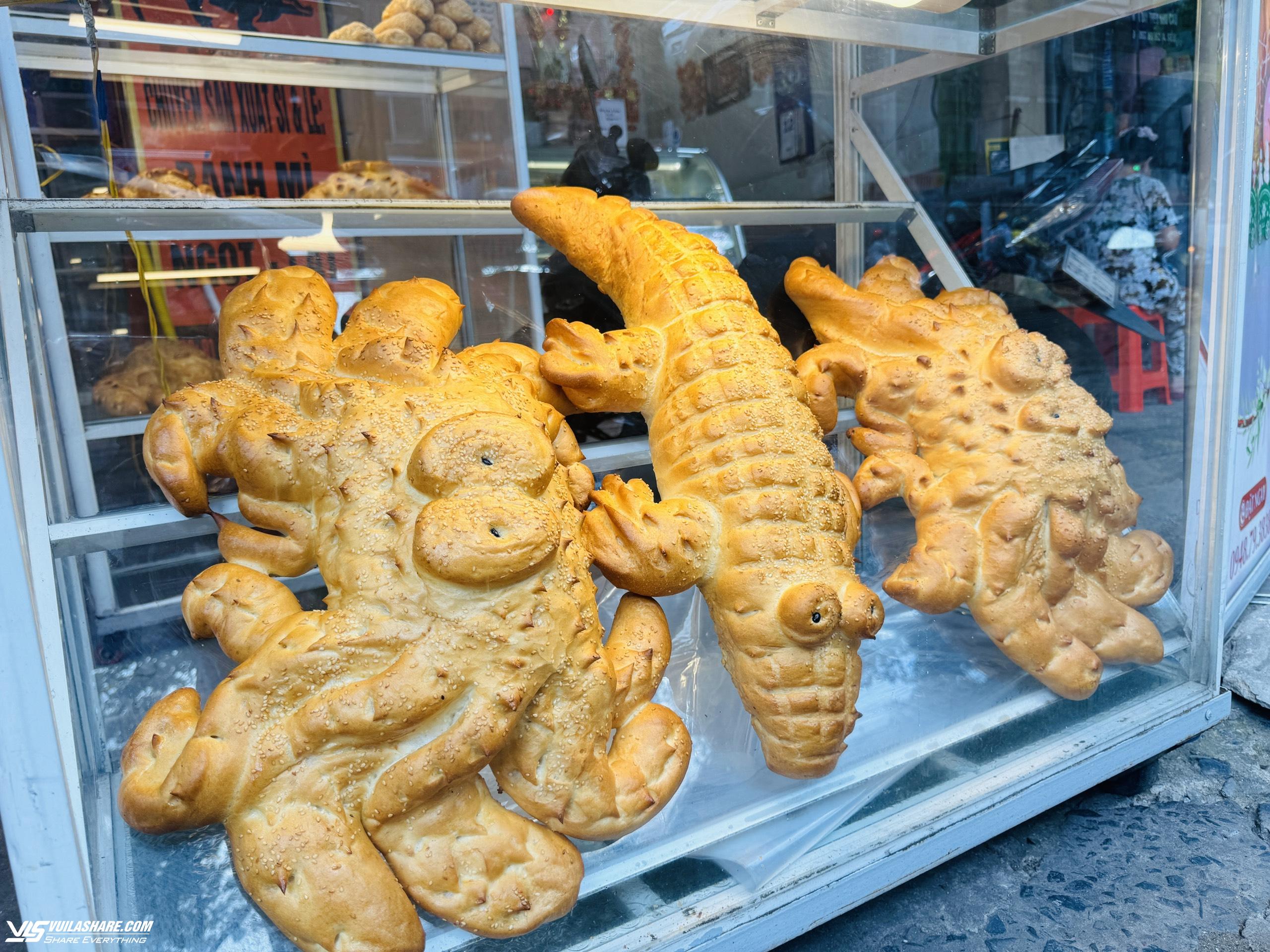 Bánh mì cá sấu khổng lồ ở TP.HCM hết lạ nhưng ông chủ quyết không nghỉ bán- Ảnh 4.
